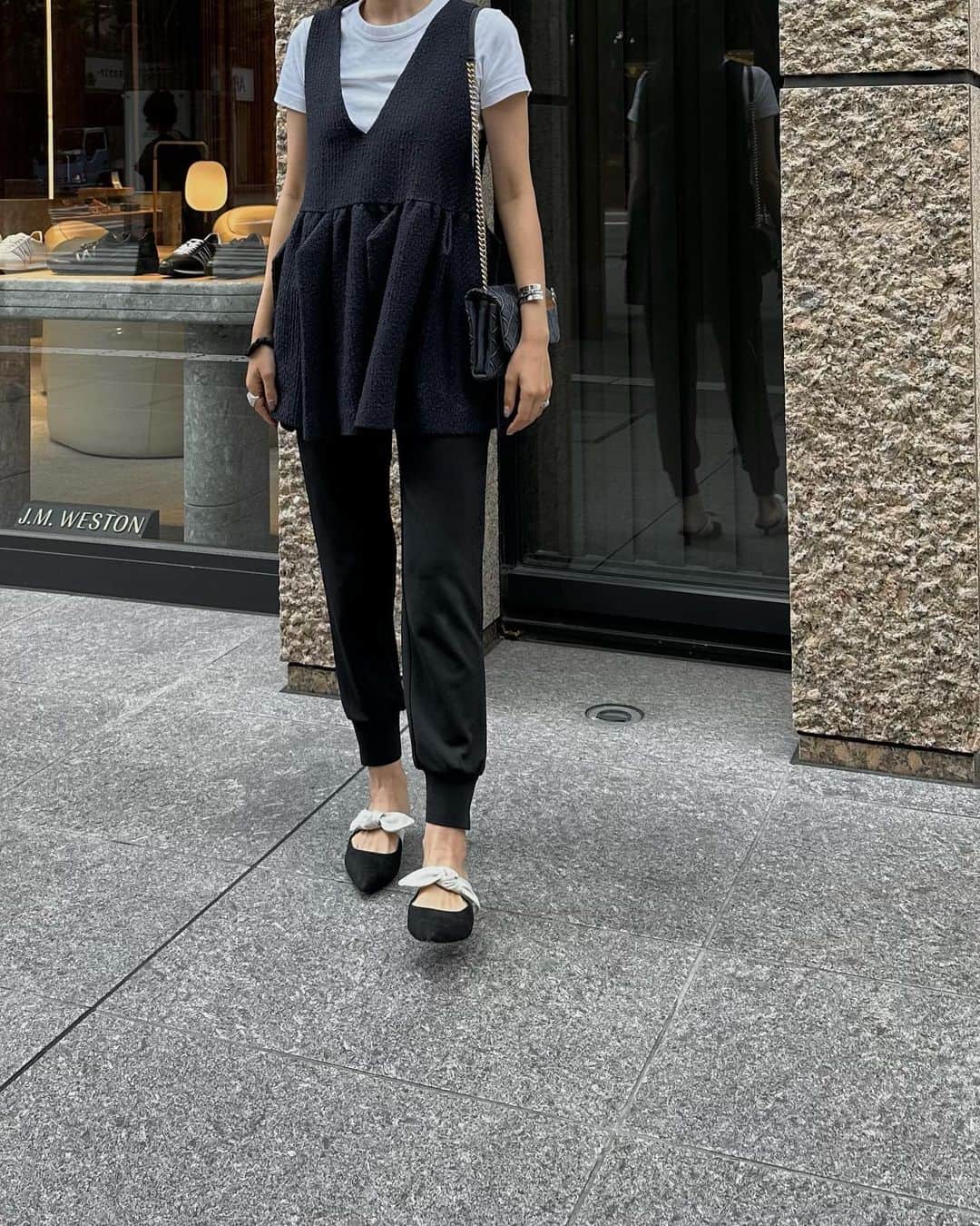 鈴木詩織のインスタグラム：「父の日ランチはこんな感じでした💙 👨🏻の希望でヤウメイに🥟✨ 美味しくてとっても楽しかったな♡  履いてたジョグパンがとっても着心地良くてこれはヘビロテしそう✔︎😉 ツイードベストもデザインが可愛くてお気に入り♡  ⁡  #shiorin_styling#letalon#amomma#regleam」