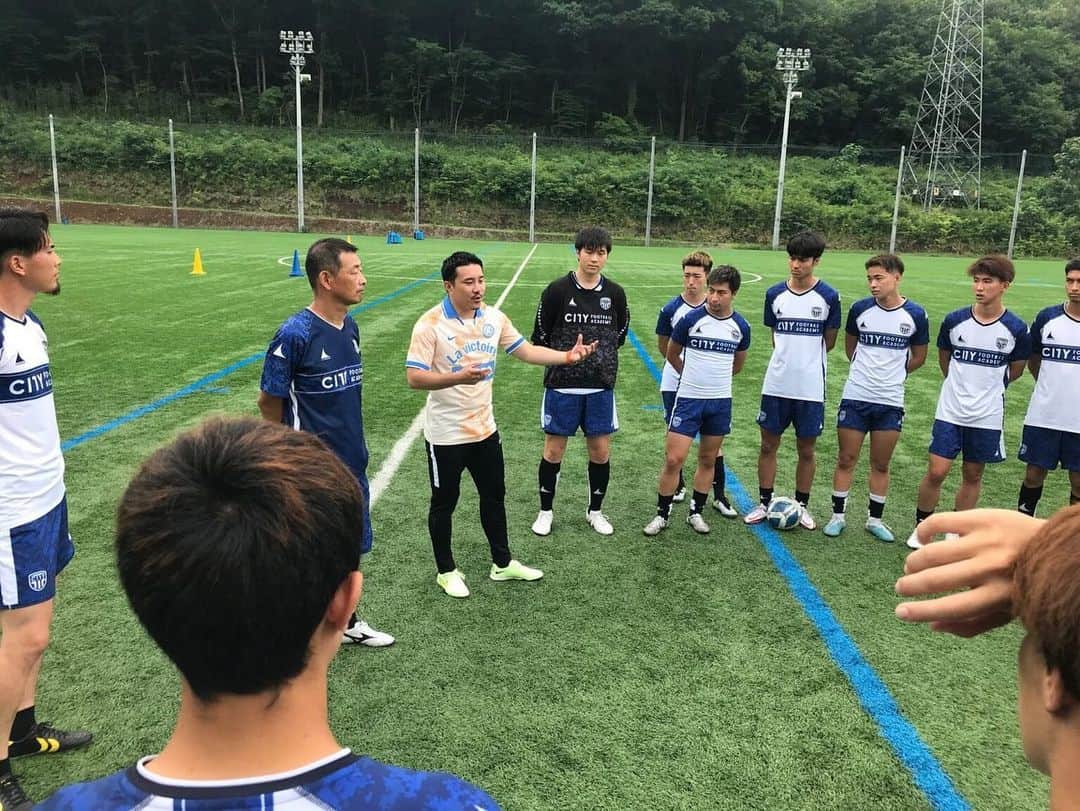 安田理大さんのインスタグラム写真 - (安田理大Instagram)「先日、6月14日に栃木市にあるサッカー専門学校「CITY FOOTBALL ACADEMY」にて講演・トレーニング指導をしました🏫  講義では寝てる生徒もいましたが(笑)、トレーニング指導ではみんなが本当に積極的に取り組んでくれたお陰で僕も楽しかったし嬉しかったです⚽️ 全く興味が無かった指導者に少しだけ興味を持ったとか持ってないとか🤔  「CITY FOOTBALL ACADEMY」では選手の育成だけでなく、クラブ運営に携わるためのノウハウを身につけるフットボールビジネス科やチームや選手をサポートするための専門知識を身につけるマネージャー／ホペイロ科があるそうです。  興味のある方はぜひオープンキャンパスに参加してみてください✅ 　 　  #栃木シティ学園 #CITYFOOTBALLACADEMY #専門学校 #サッカーフットサル専門学校 #栃木シティ#関東リーグ #サッカー #サッカースクール #安田理大 #dsports」6月22日 20時42分 - michi_yasuda_official