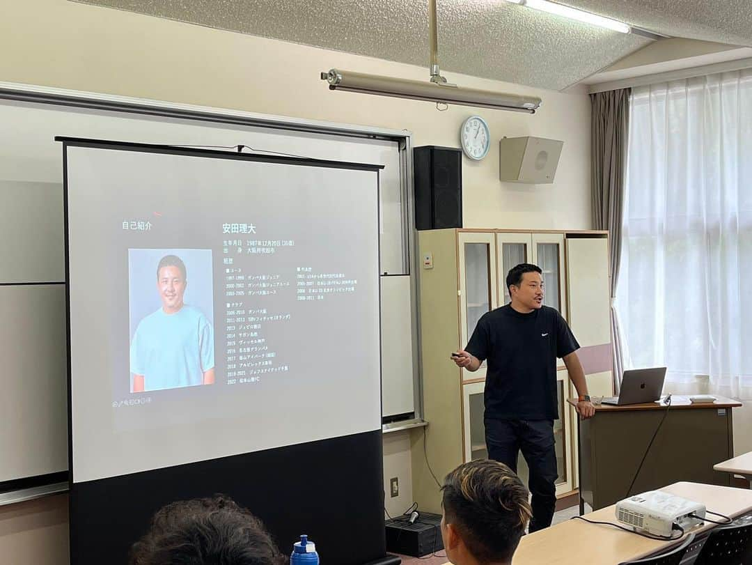 安田理大さんのインスタグラム写真 - (安田理大Instagram)「先日、6月14日に栃木市にあるサッカー専門学校「CITY FOOTBALL ACADEMY」にて講演・トレーニング指導をしました🏫  講義では寝てる生徒もいましたが(笑)、トレーニング指導ではみんなが本当に積極的に取り組んでくれたお陰で僕も楽しかったし嬉しかったです⚽️ 全く興味が無かった指導者に少しだけ興味を持ったとか持ってないとか🤔  「CITY FOOTBALL ACADEMY」では選手の育成だけでなく、クラブ運営に携わるためのノウハウを身につけるフットボールビジネス科やチームや選手をサポートするための専門知識を身につけるマネージャー／ホペイロ科があるそうです。  興味のある方はぜひオープンキャンパスに参加してみてください✅ 　 　  #栃木シティ学園 #CITYFOOTBALLACADEMY #専門学校 #サッカーフットサル専門学校 #栃木シティ#関東リーグ #サッカー #サッカースクール #安田理大 #dsports」6月22日 20時42分 - michi_yasuda_official