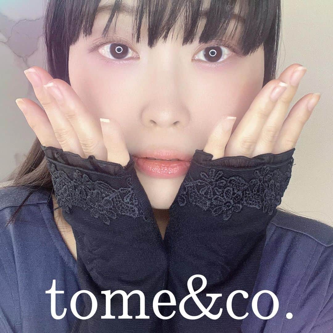 のインスタグラム：「夏本番に向けて🌈ᵕ̈* 先日tome&co.さま( @tomeandco )の ロングタイプのアームカバー ふんわり綿の指先レースUVアームカバー手袋を 購入しました♡⃛  花柄デザイン×指先のオーガンジー素材でできたフリルが 大人可愛くて一目惚れ❤️‍🔥  これからの季節に大活躍間違いなし- ̗̀ ︎❤︎ ̖́-  #UVアームカバー #tomeandco #tomeandcoアンバサダー #紫外線対策」