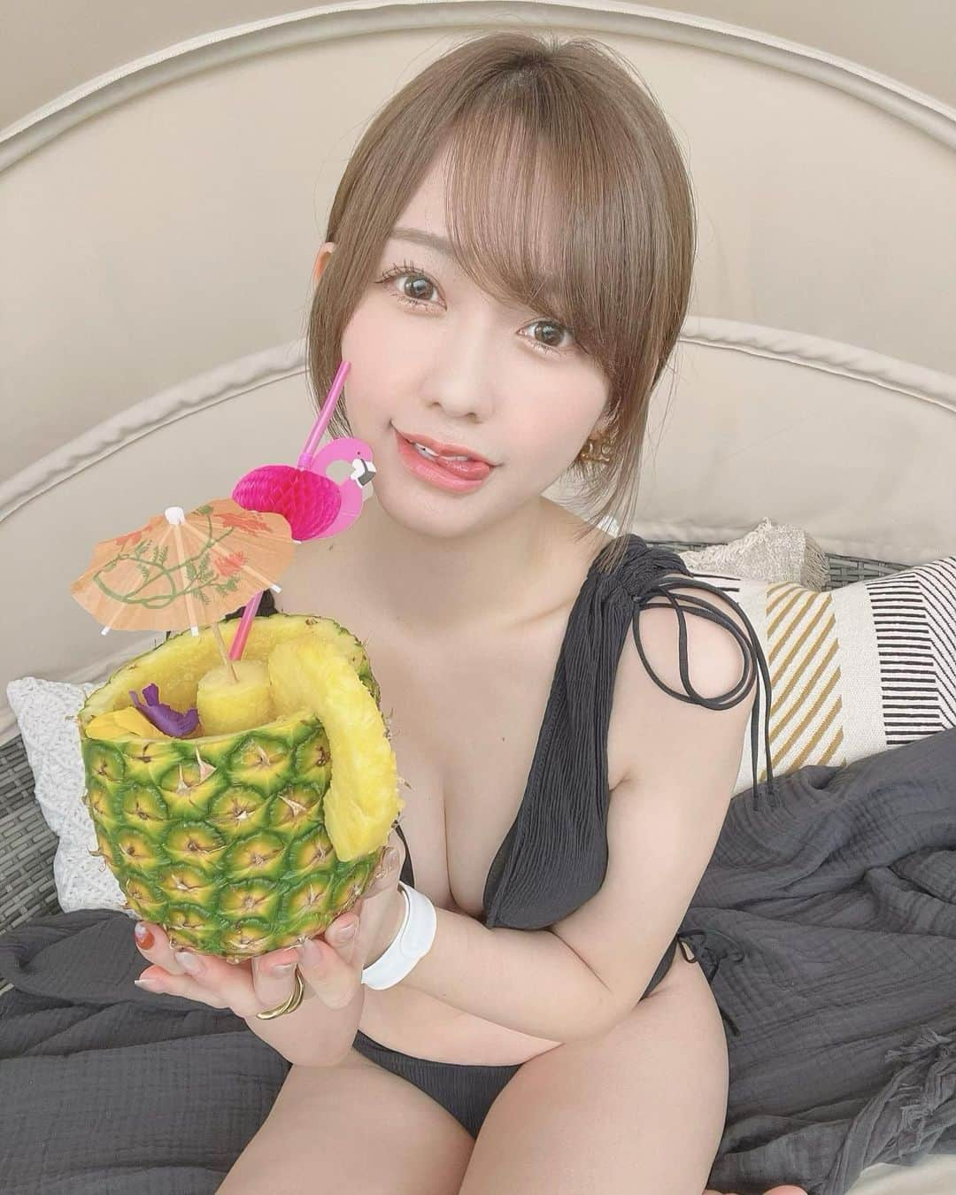 中村比菜さんのインスタグラム写真 - (中村比菜Instagram)「. ⁡ ピニャコラーダうま！🤘🏽🍍 ⁡ ⁡ #宮下パーク　#渋谷 ##soak #oyu  #水着 #ビキニ #ショートヘア　#ショートボブ #コンパクトボブ　#ミニボブ #ハンサムショート　#前髪ありショート #アッシュベージュ　#ボブ #耳かけショート　#マッシュショート#oyu_rooftop  #soak_jpn #oyuterrace」6月22日 20時44分 - ohinachan017