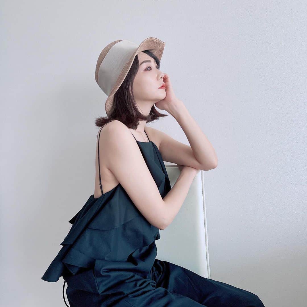 勝木友香のインスタグラム：「可愛すぎて早く全身でご紹介したいサロペット。 寒くなったからまたお預けかな？  さて昨日、インスタに「ホンマでっかTV」たくさん観ましたとのお声をいただいて、ありがとうございます😊！ ついでに言うと遅ればせながら、Tverでも観れるようになりました！  見逃した回もぜひ♪ おすすめは「根に持つ芸能人」。 山里さん、最高です　笑  そういえば私も昔は根に持つ性格でしたが、最近は無くなったなーと。  好きな曲があるんです。 ウルフルズの「ええねん」  「何も言わんでもええねん 　何もせんでもええねん 　笑い飛ばせばええねん 　（省略） 　それでええねん　 　それでええねん」  これ、実は一度、バンドを抜けたメンバーが帰ってきたときに作った曲だそう。 素敵すぎる🥺  よほどの悪人が相手でなければ、ケンカしても、次のタイミングには、もう笑えばいい。  大人であれば、自分も、 きっと相手も反省してるもんです😊  それでええねん♡  あれ？ 番組の告知のはずが、 曲の紹介になっちゃった？！ 話ズレる…女子あるある🤣  👗　#gallardagalante   #アラフォー女子　#アラフォーコーデ　#アラフォーファッション  #アラフォーライフ　 #大人可愛いコーデ　#大人可愛いファッション　#オトナ可愛い 　#大人女子コーデ  #大人女子　#オトナ女子　#サロペット　#サロペットコーデ　#バックシャン　#背中美人  #背中」