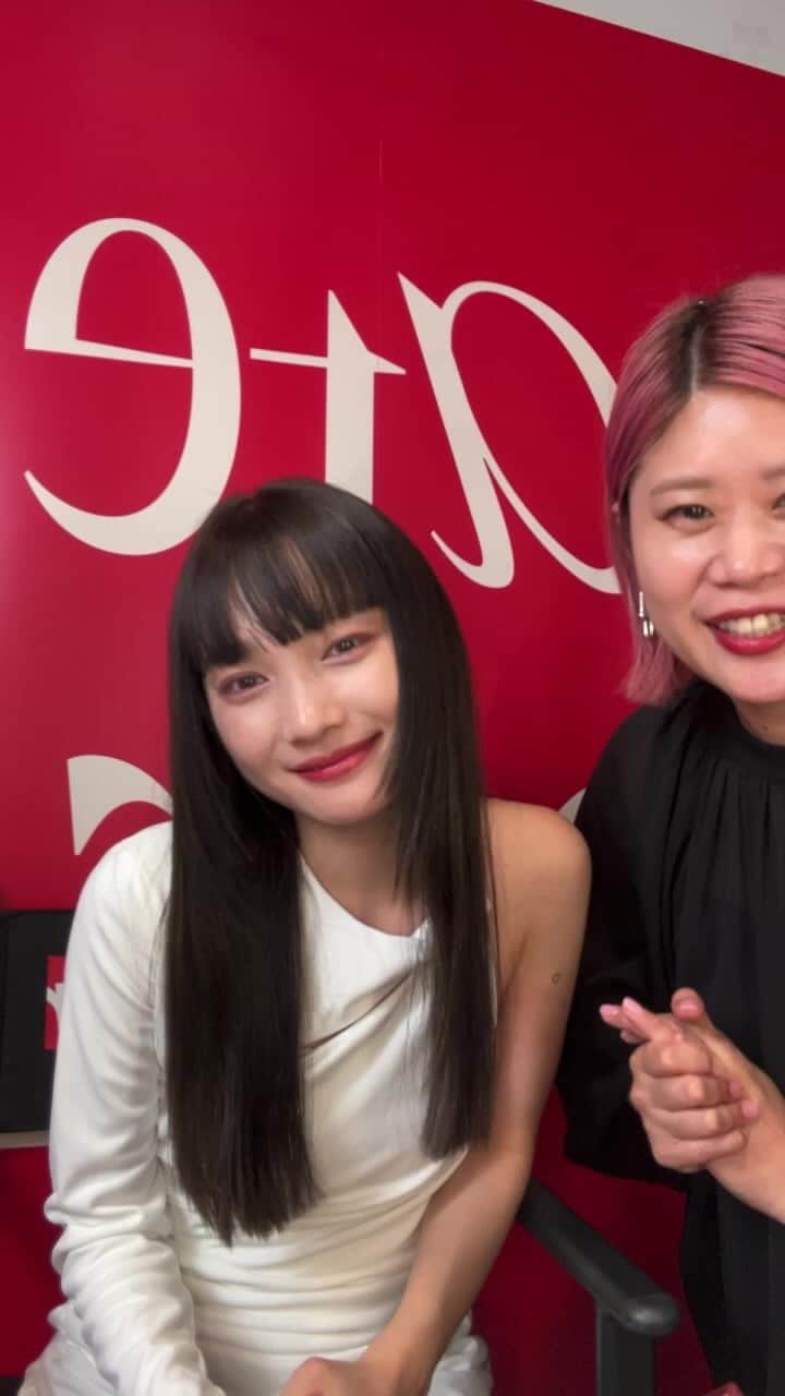 新野尾七奈のインスタグラム：「韓国でgeorge828さんに@espoir_jpのサンクリーム、クッションファンデ、カラーパレットや新作リップを使って、こっちでいま流行りの韓国メイクをしてもらったよ✨ @espoir_jpだから叶うKビューティスタイル、めっちゃお気に入り♥  6/28（水）〜7/11（火）の間、@cosme TOKYOで行われる#アモパシフェスにも出店されるみたいだよ 会期中はイベントの開催や日本未展開アイテムの販売など、コンテンツ盛りだくさんの様なので、みなさんぜひ足を運んでみてね❢  ライブで使ったアイテムはこちら ✅ウォータースプラッシュサンクリームセラミド ✅プロテーラービーベルベットカバークッション ✅リアルアイパレット 6号 #プラムソーダ ✅クチュールティントデューイグロイ #ブジルビー」