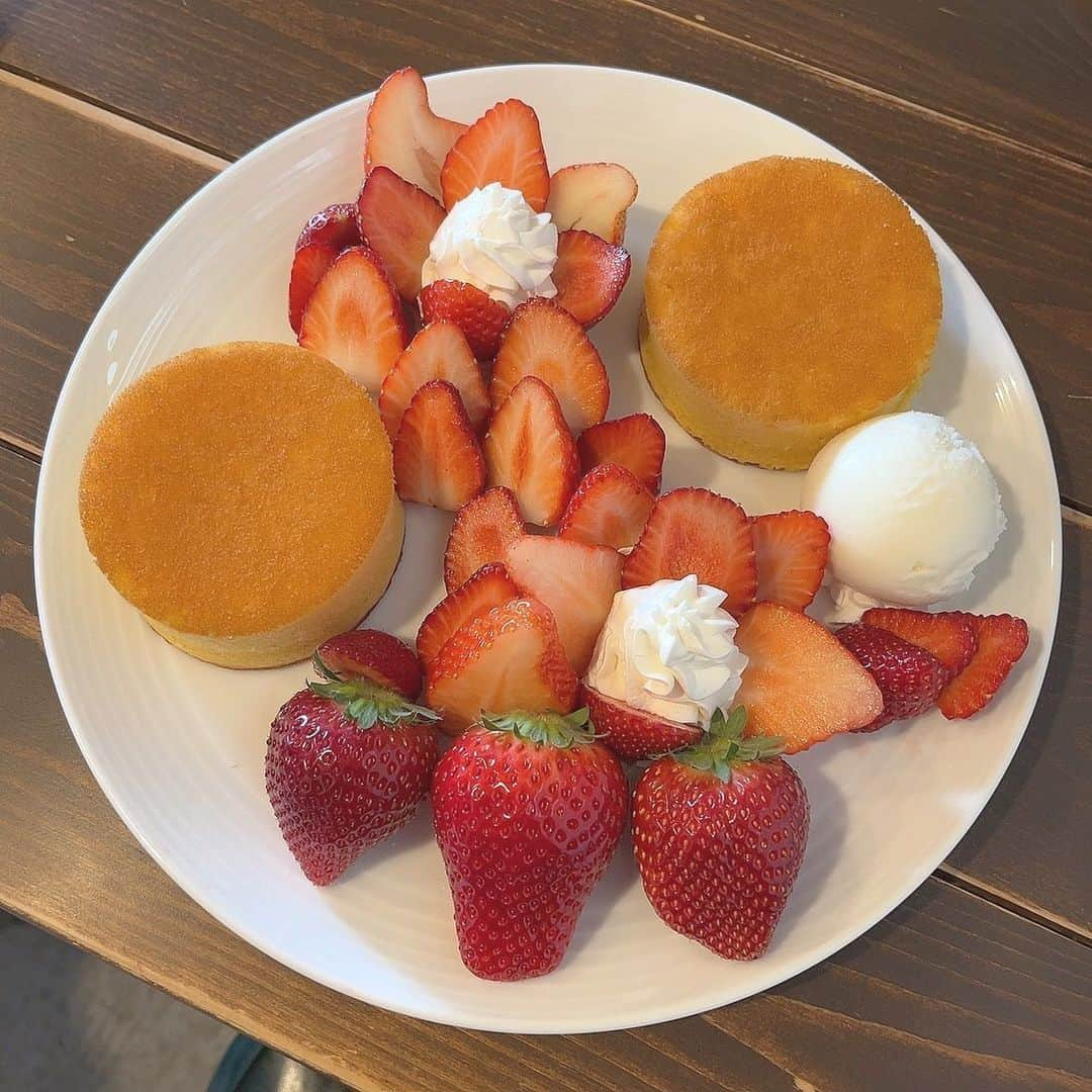 山邊歩夢のインスタグラム：「🍓🥞🥛 * * 千葉県の茂原にある浦部農園の "くろいちごcafe"さん * ~完熟いちごのパンケーキ~ いちご山盛りのパンケーキプレートで 4種類のいちごがのっているんです！ どのいちごもジューシーでみずみずしく 味比べできるのが いちご好きにはすごく幸せすぎたし パンケーキもしっかりしてるけど ふわふわパンケーキで甘すぎなく だからこそ 全体のバランスがバッチリなんです！ そしてミルクジェラートも濃厚で どこを…どれを…食べても美味しすぎる 幸せが尽きないプレートで ペロッと食べきってしまいました！ * * #千葉グルメ #千葉県グルメ #千葉カフェ #千葉スイーツ #茂原グルメ #茂原スイーツ #茂原カフェ #くろいちごカフェ #くろいちごcafe #浦部農園 #パンケーキ巡り #完熟いちごのパンケーキ #パンケーキカフェ #パンケーキ #スイーツ巡り #カフェ巡り #もぐあゆ」