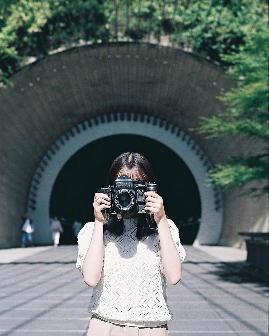 Masaさんのインスタグラム写真 - (MasaInstagram)「.   ▶︎▶︎▶︎ Swipe  All：Nikon F3  Nikkor 50mm F1.4 #colorplus200  📷  ここでカメラ構えてるので、バケペンで撮ったやつ無かったっけ？って探してたけどバケペンを構えてる時点でバケペンで撮れへんやんってなったやつ。  撮影日 : 2023年6月3日  #まさ35 #エビプリ #35mm #nikonf3 #nikon #フィルム #film #filmcamera #filmphotography #フィルム #フィルムカメラ #フィルム写真 #portrait #ポートレート#滋賀 #mihomuseum #ミホミュージアム #美術館 #SHIGA」6月24日 19時00分 - masa_nikonist