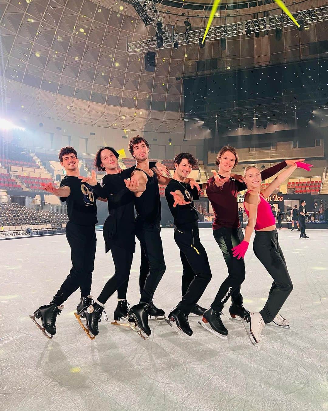 ステファン・ランビエールのインスタグラム：「So much fun and love performing in Japan! #teamriedell #faoi2023」