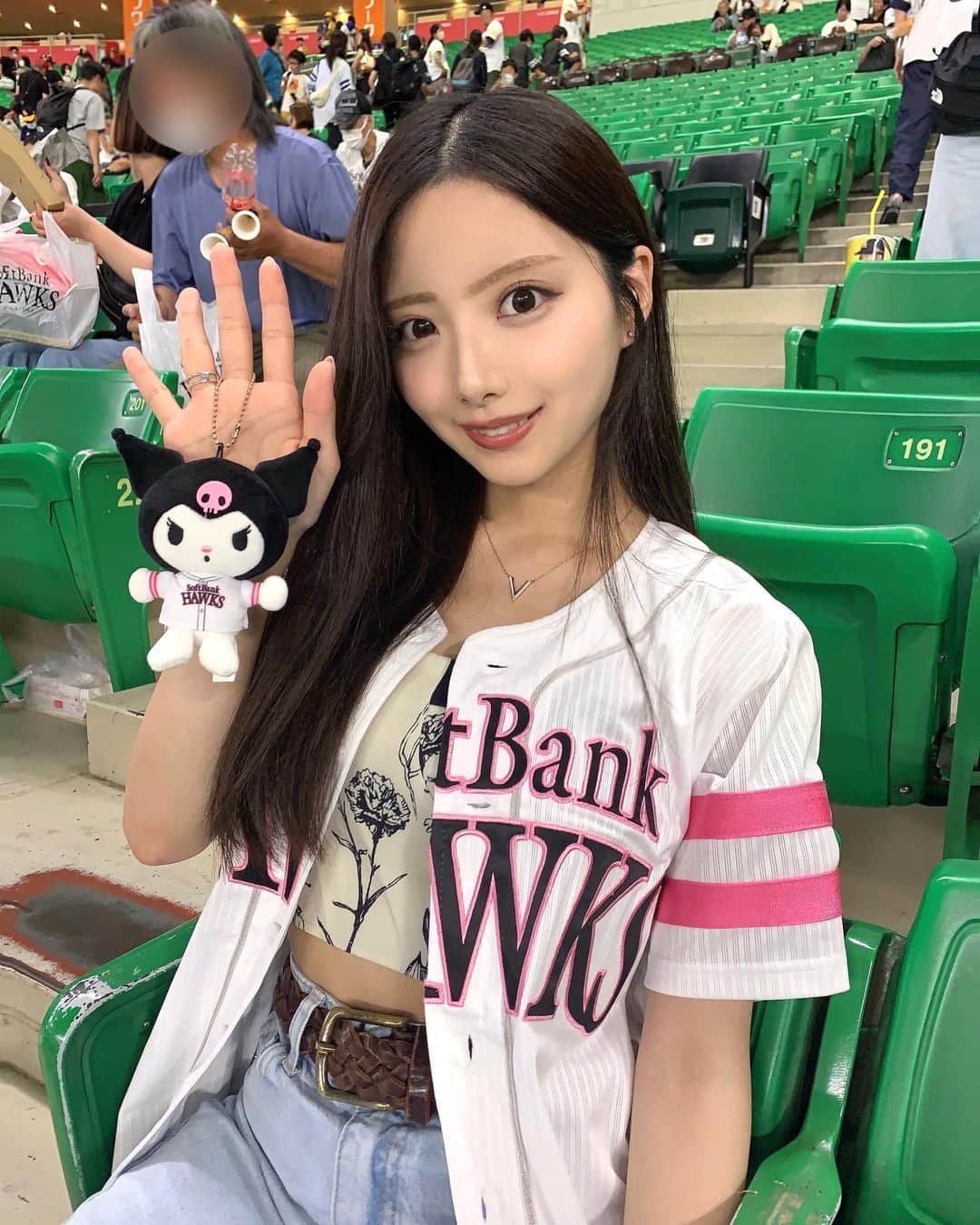 山下みちるのインスタグラム：「・ 今年初のPayPayドーム🫣‪‪❤︎‬  計5本の本塁打が出る両ファン大盛り上がりの試合でした❤️‍🔥  現地でみると周東選手の足の速さに毎回驚かされる🙀💨  モイネロ投手みれなかったのだけ心残り🥲🥲 ・  #野球 #プロ野球  #野球観戦 #ソフトバンクホークス  #福岡ソフトバンクホークス  #クロミ #ユニフォーム #paypayドーム #baseball  #ootd #japan #instagood」
