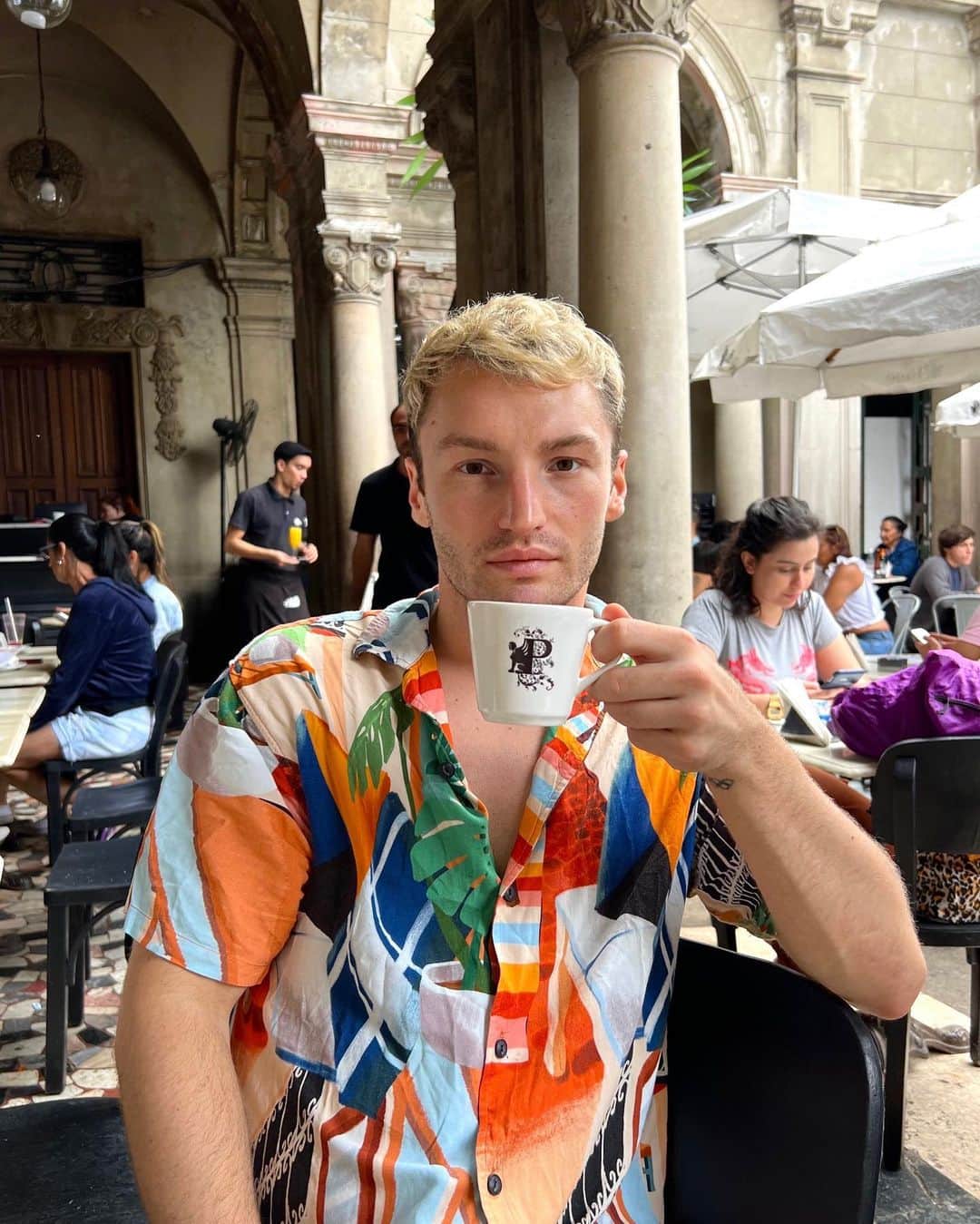 jotipolizoakisのインスタグラム：「10/10 ☕️🏛️」