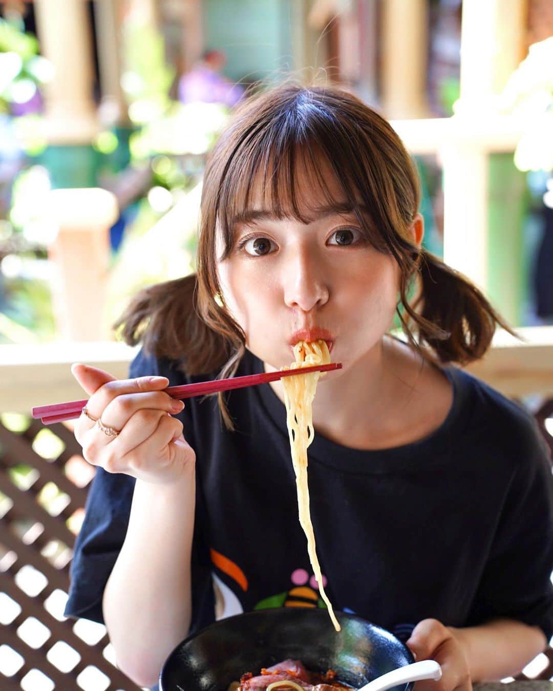 鈴木泉帆のインスタグラム：「ディズニー行ってきました🐭 大量に写真撮ってもらったので しばらくディズニー投稿続きますがお許しください👼  ディズニーいくとなんでラーメン食べたくなるんだろう😶  #ディズニー　#ディズニーランド #ディズニーフード #ディズニーグルメ #ディズニーフォト #ディズニーコーデ #ディズニーカメラ隊 #チャイナボイジャー #ツインテール　#disney #disneyland #tokyodisneyland」