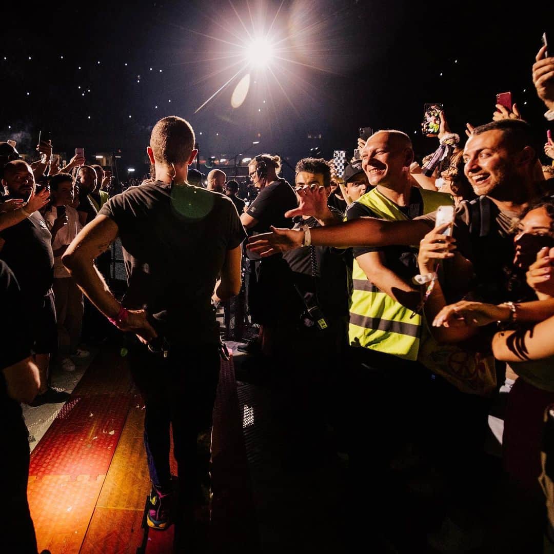 Coldplayのインスタグラム：「Show #90, Naples, Italy  📷 @annaleemedia  #ColdplayNaples #Coldplay #MusicOfTheSpheresWorldTour」