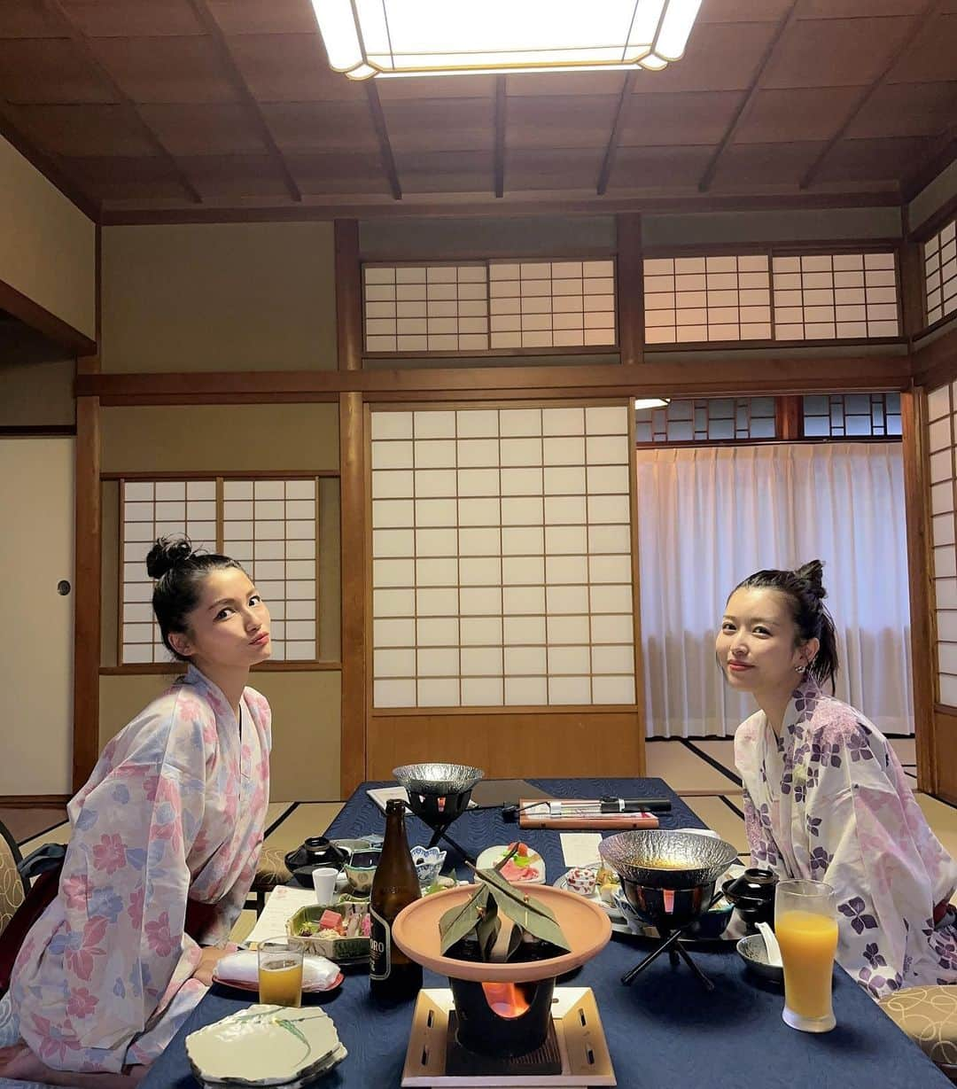 中野綾香さんのインスタグラム写真 - (中野綾香Instagram)「岐阜下呂温泉♡ @yunoshimakan.1931  なんと！国の有形文化財に登録されてる旅館なの🪅  スタッフさん達のおもてなしも、温泉も料理もお部屋も全てが完璧✨ 久しぶりにのんびり女子旅♡  また行きたいからメモメモ📝 湯之島館 〒509-2207 岐阜県下呂市湯之島645番地 TEL 0576-25-4126  #岐阜旅館　#下呂温泉 #下呂旅館 #老舗旅館 #下呂観光 #岐阜観光 #下呂散策 #客室露天風呂」6月22日 20時56分 - nakanooayaka