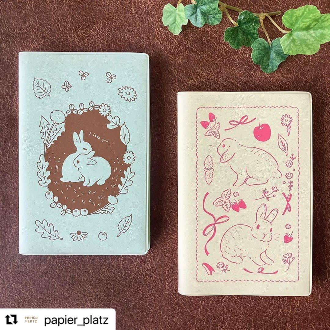 森山標子(しなこ)/Schinakoのインスタグラム：「#Repost @papier_platz with @use.repost ・・・ 📖 《6月26日発売のノートについて》  こちらのノートは、  82mm×130mm。 （↑パスポートより少し幅が狭い）  4mm方眼  192ページ。  990円（税込）  菁文堂手帳用紙を使用。  栞紐1本付き。  手帳のようにPVC製カバーに本体のノートを差し込む形になります。  カバーデザインは可愛いうさぎさんのイラストで人気の @schinako さん。  気づいた事、感じた事をささっと記録する。 1日を少しだけ振り返ってみる。先の事を少しだけ考えてみる。  気づいたら側にいて、ちょっとだけ助けてくれる。そんなノートをイメージして作りました。  #ポケットログノート」