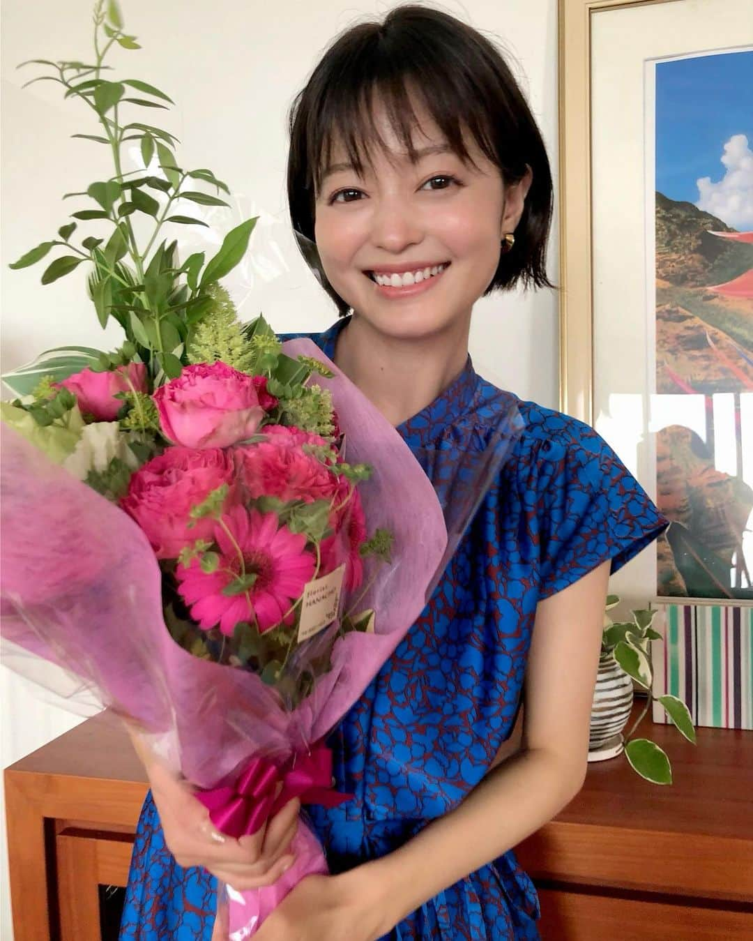 小林涼子さんのインスタグラム写真 - (小林涼子Instagram)「. 腕びょーん！ 💐 ドラマ「王様に捧ぐ薬指」 最終回まで見守ってくださった皆様、 改めてご視聴ありがとうございました💐 東郷の結婚に心配し 恋を見守り 幸せになってくれと応援した小夜ちゃん。 いつもケタケタ笑い明るくて 演じていてもとても楽しい女の子でした。  最後になりましたが… 撮影を共にしたスタッフ、キャストの皆さま 本当にお疲れさまでした💐💓  #王様に捧ぐ薬指 #王ささ #胸きゅん #撮影終了」6月22日 20時59分 - ryoko_kobayashi_ryoko