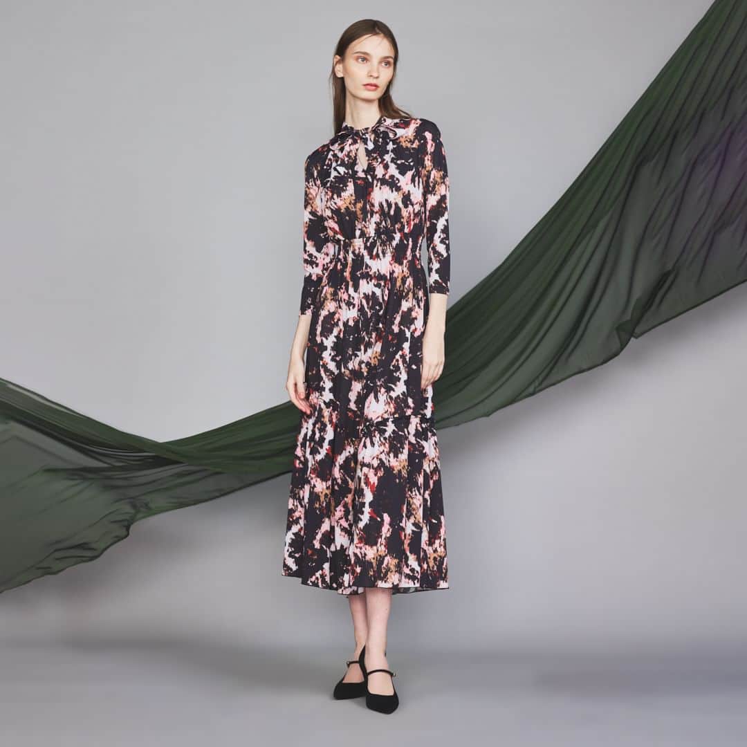 Double Standard Clothingのインスタグラム：「. NEW ARRIVAL 2023 PRE-FALL COLLECTION . [DRESS] CORCOVADO / Polyester Smooth Jerseyボウタイドレス price. 64,900円(税込) color. レッド×ブラック(WEB限定) / ブラック×ピンク size. 36 / 38 . ------------------------------------------ #doublestandardclothing #tokyo #corcovardo #DSC #sov #nightstore #fashion #ootd #2023prefall」