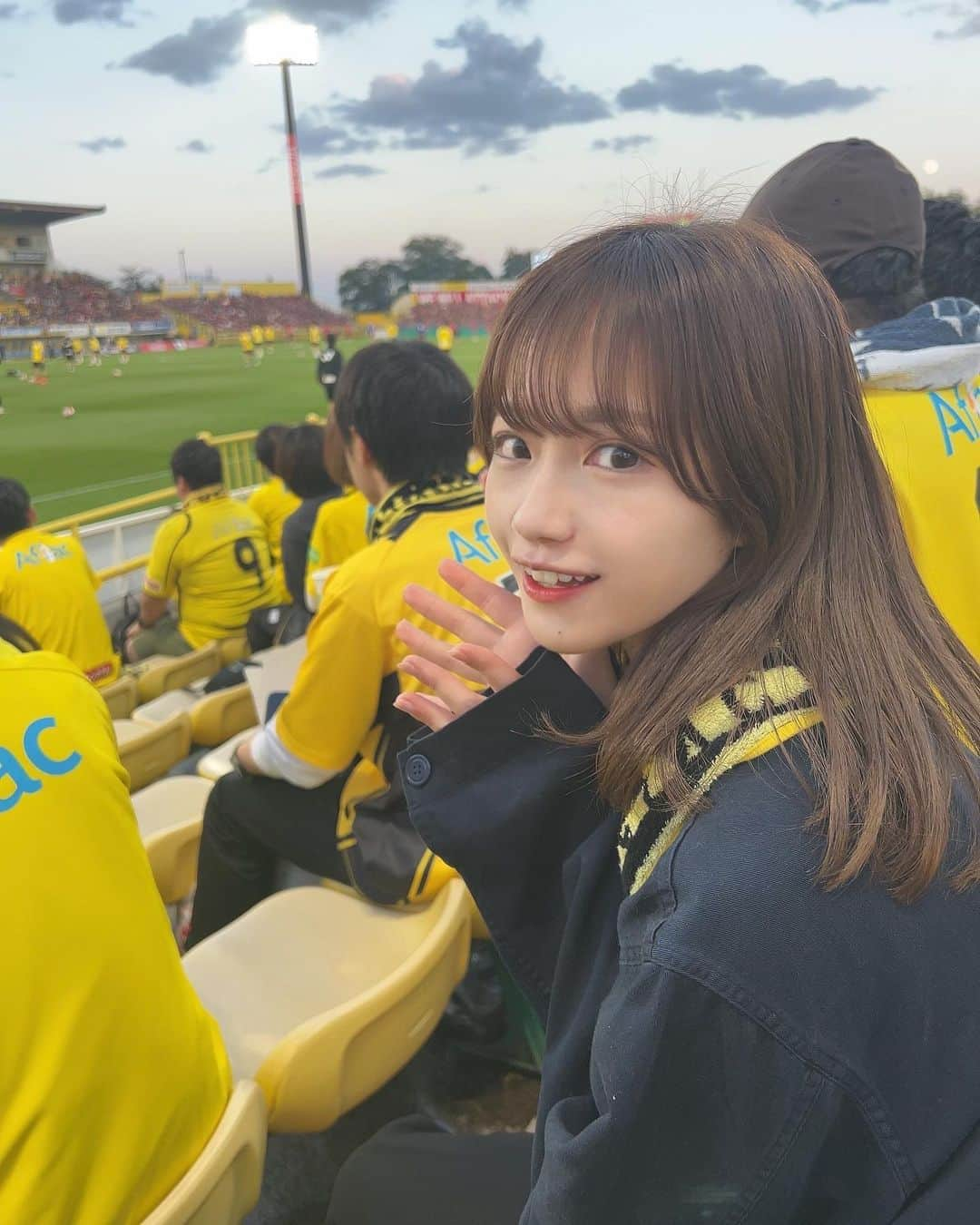 松本美紅のインスタグラム：「これはレイソルを見に行った日の写真🤳 選手が近くてとても見てて迫力がありました！  最近髪の毛を褒められることが多いのですが…お気に入りのシャンプーがあります🧴  @kuu_shop_official の若草🍃  使ったらさらさらつやつやになるので重宝してます☺️  #kuu #kuuaquafreeseries #濃密美容液 #supported」