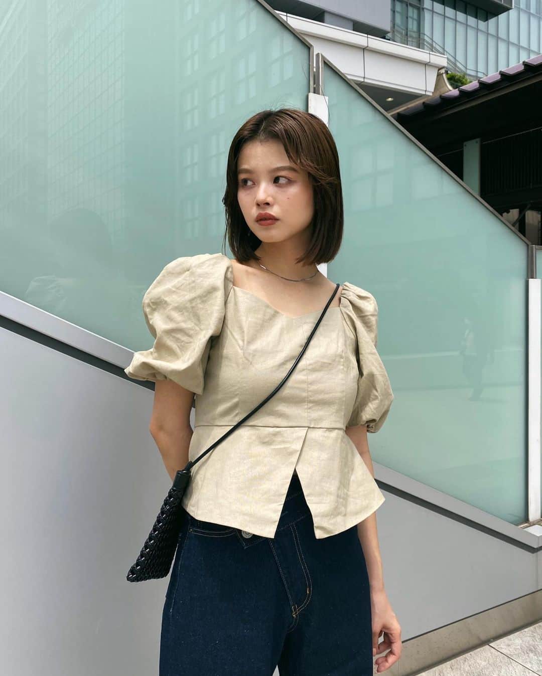MOUSSY SNAPさんのインスタグラム写真 - (MOUSSY SNAPInstagram)「#MOUSSYSNAP @aika_otanii 164cm  ・LINEN COTTON PUFF BLOUSE(010GSG30-1830) ・CROSS WAIST WIDE STRAIGHT(010GS211-0640) ・BRAIDED MINI BAG(010GS751-1640) ・MULTI STRAP SANDALS(010GSS52-2030) 全国のMOUSSY店舗／SHEL'TTER WEBSTORE／ZOZOTOWNにて発売中。  #MOUSSY #MOUSSYJEANS」6月22日 21時00分 - moussysnap