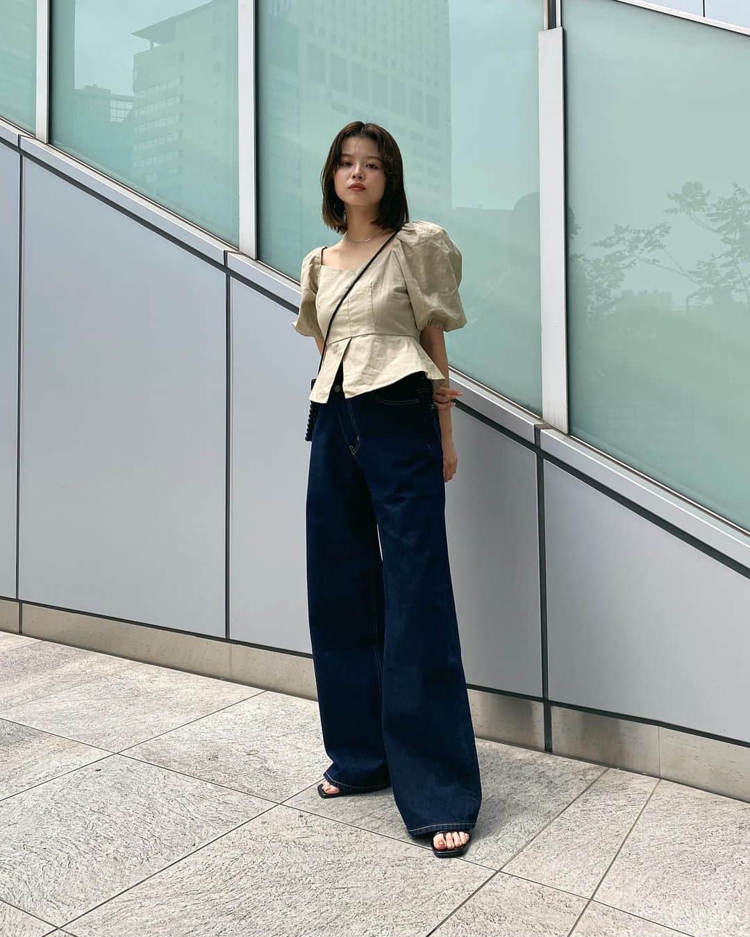 MOUSSY SNAPさんのインスタグラム写真 - (MOUSSY SNAPInstagram)「#MOUSSYSNAP @aika_otanii 164cm  ・LINEN COTTON PUFF BLOUSE(010GSG30-1830) ・CROSS WAIST WIDE STRAIGHT(010GS211-0640) ・BRAIDED MINI BAG(010GS751-1640) ・MULTI STRAP SANDALS(010GSS52-2030) 全国のMOUSSY店舗／SHEL'TTER WEBSTORE／ZOZOTOWNにて発売中。  #MOUSSY #MOUSSYJEANS」6月22日 21時00分 - moussysnap