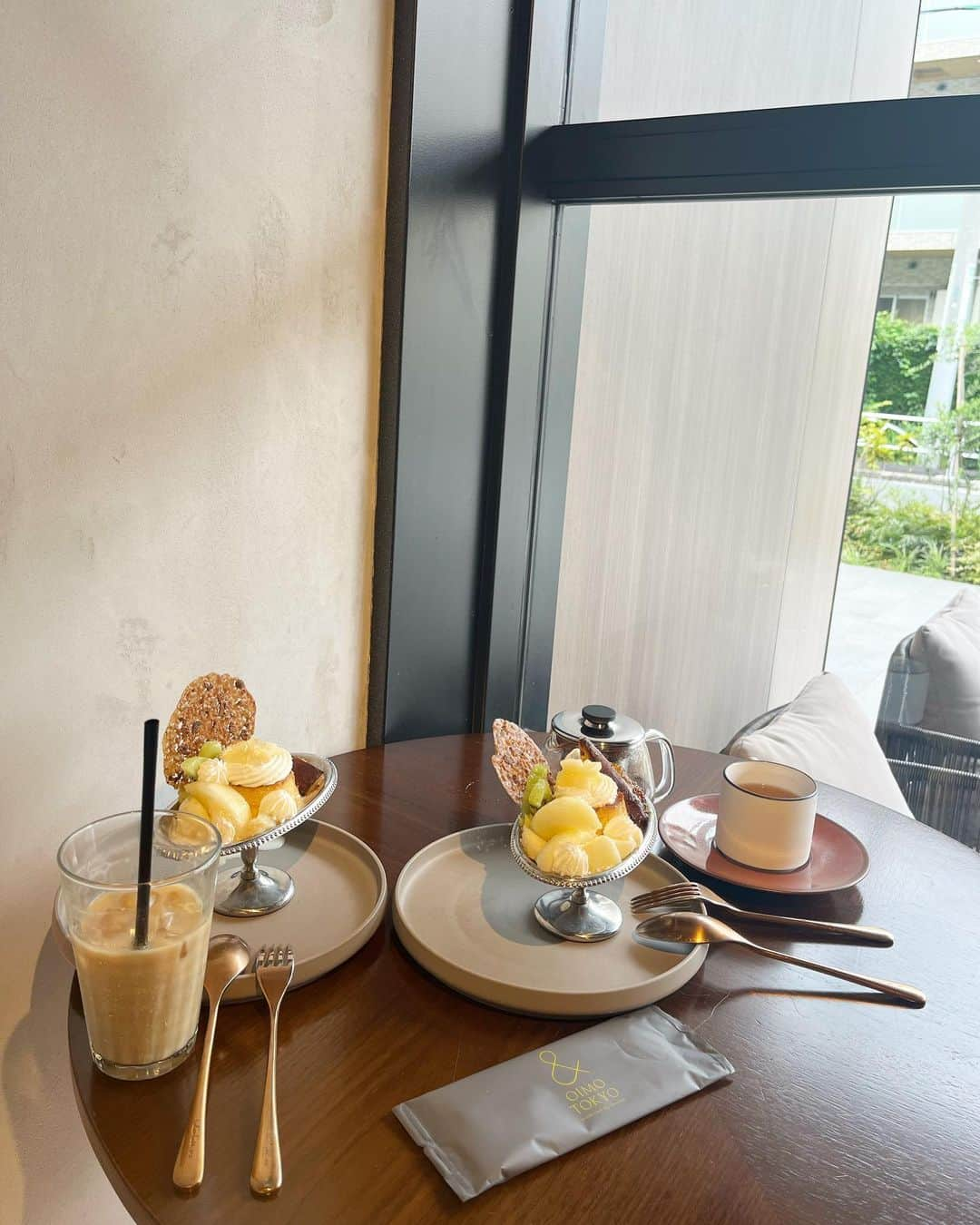 小林真琴さんのインスタグラム写真 - (小林真琴Instagram)「. 久しぶりに中目黒の @and_oimo_tokyo_cafe へ🍠  7月発売の蜜芋プリンアラモードを いただきました🤤🤍  乗っているのは 山梨県産のプレミアムな桃 一宮プレミアム🍑！  上品な甘さのシルクスイートを使用した 濃厚な熟成蜜芋プリンが 口の中で溶けました🫠🍮  周りには蜜芋クリーム、焼き芋ブリュレ、 ソフトクリームが添えられていて いろんな美味しさが楽しめる一品😍🥄  グルテンフリー、 ショートニング・上白糖不使用で体に優しい✨  おいも好きな方はぜひ 食べに行ってみてください🐶🌷  #andoimotokyo #oimotokyo #nakameguro #oimo #おいもカフェ #おいもスイーツ #さつまいも #中目黒 #おいも好き」6月22日 21時03分 - maccori1