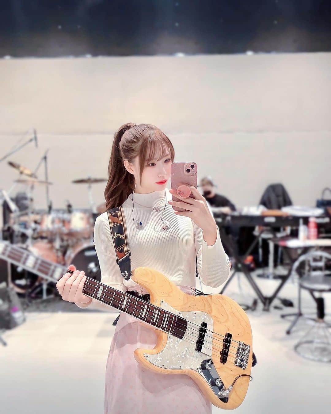 AKARIのインスタグラム：「やること沢山進められると 本当にいい気持ちだな〜！ がんばろ🫶  それにしても、そろそろ イヤモニきらきらにデコりたい💞」