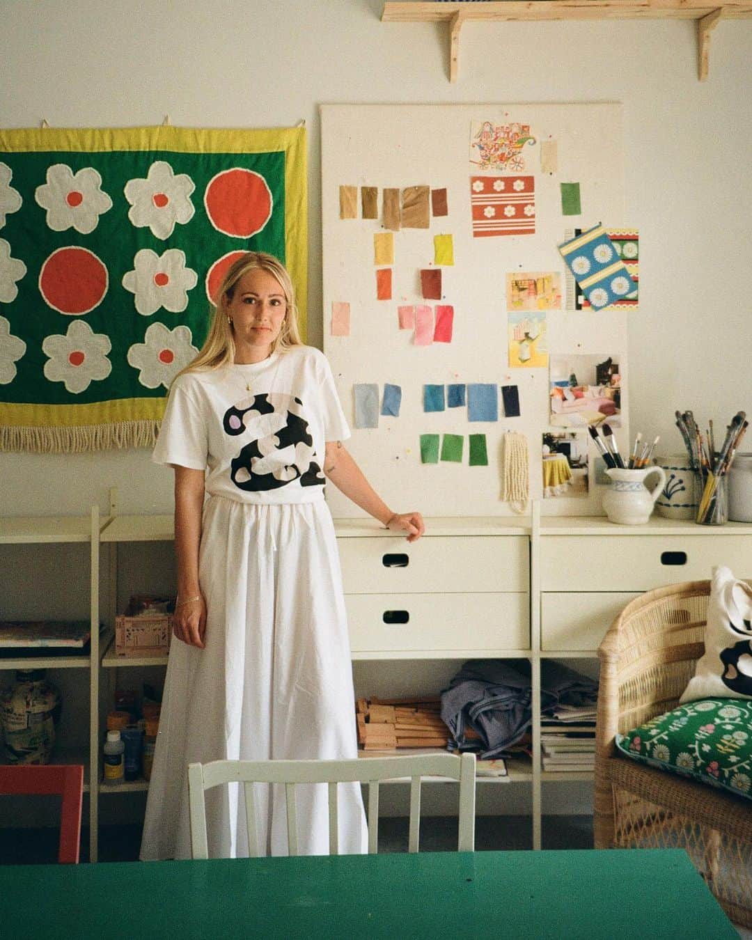 マリメッコのインスタグラム：「@astridwilson wearing a personalized tee and tote straight from the Studio.  For more inspiration, head to our Stories to discover more Studio looks shared by our community members. 😍  From A to Z, design your very own Marimekko tee and tote. Link in bio. #marimekko #marimekkostudio」