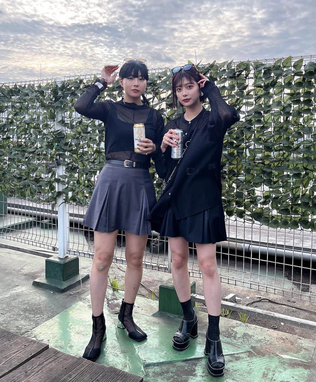 のインスタグラム：「.  仲良しメンバーとBBQ🍖🍺 ⁡ ⁡ @____.hm0 と @hare_official の ショーパンお揃いでリンクコーデみたいになった🖤 ⁡ ⁡ ⁡ ⁡ #肉焼く気ないスタイル ⁡ ⁡ ⁡ ⁡ ⁡ ⁡ ⁡ ⁡ #休日コーデ #オールブラックコーデ #リンクコーデ #バーベキューコーデ #bbqコーデ #夏コーデ #ショートパンツ #ショーパンコーデ #ショーパン #シアーシャツ #サングラス女子 #モード系女子 #モード系ファッション #hare #ハレ #ハレレ #ハレレディース #休日の過ごし方」