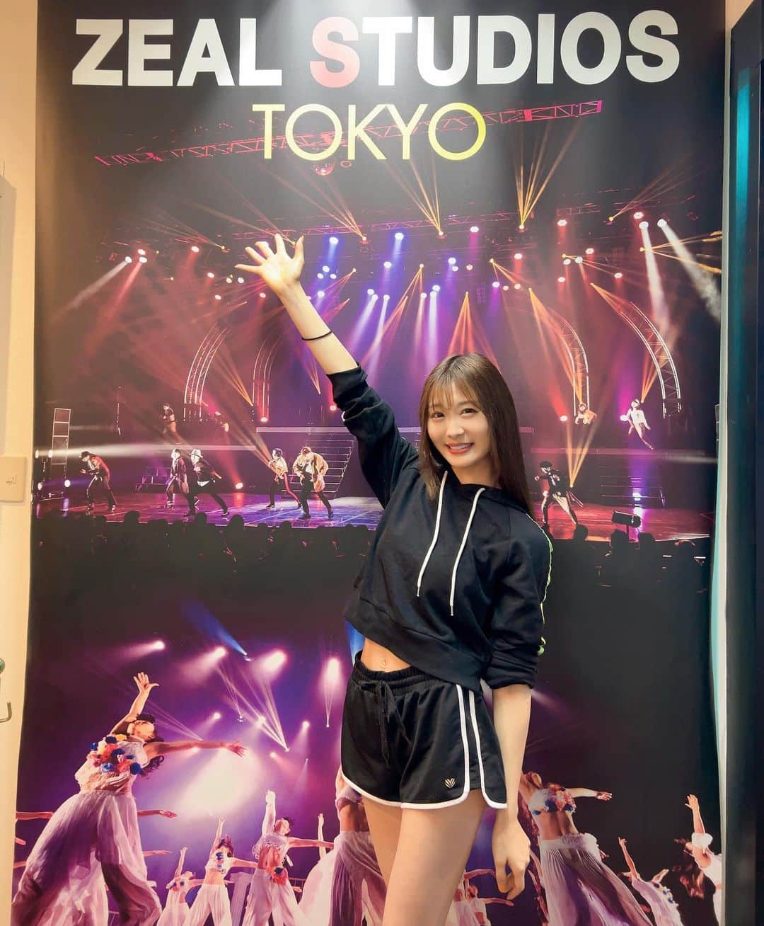 雪音まりな（まーりん）のインスタグラム：「新橋駅にあるZEALスタジオ東京校にてK-POPコースがOPENしたよ💃 韓国大手芸能事務所でトレーナー経験のある講師の方がいたり、韓国芸能事務所との非公開オーディションの実績まであるスクールです😳👏 私が今回受けたのは木曜19時からの @manamiii___szk  先生のクラスです💃ダンスが上手い事はもちろん、気さくで優しくて、お人柄も素晴らしい先生でした💮 先生も仰ってましたが、ダンスは楽しむことが1番！✨ ぜひK-popダンスに興味がある方、楽しみながら上達できること間違い無しなので、行かれてみてください💓  K-POPレッスンスケジュール 月曜日19:40～21:00K-POP🔰超入門 水曜日18:00～19:00K-POP初級 水曜日19:00～20:20K-POPオーディション対策レッスン 木曜日19:00～20:20K-POP入門 金曜日18:00～19:00VOCAL 金曜日19:15～20:35K-POP🔰超入門 . . .  PR @zealstudios2000 #ジールスタジオ #ダンススクール #KPOP #ダンススタジオ #練習生になる #ZEALSTUDIOS #東京ダンススタジオ #アイドルになる」