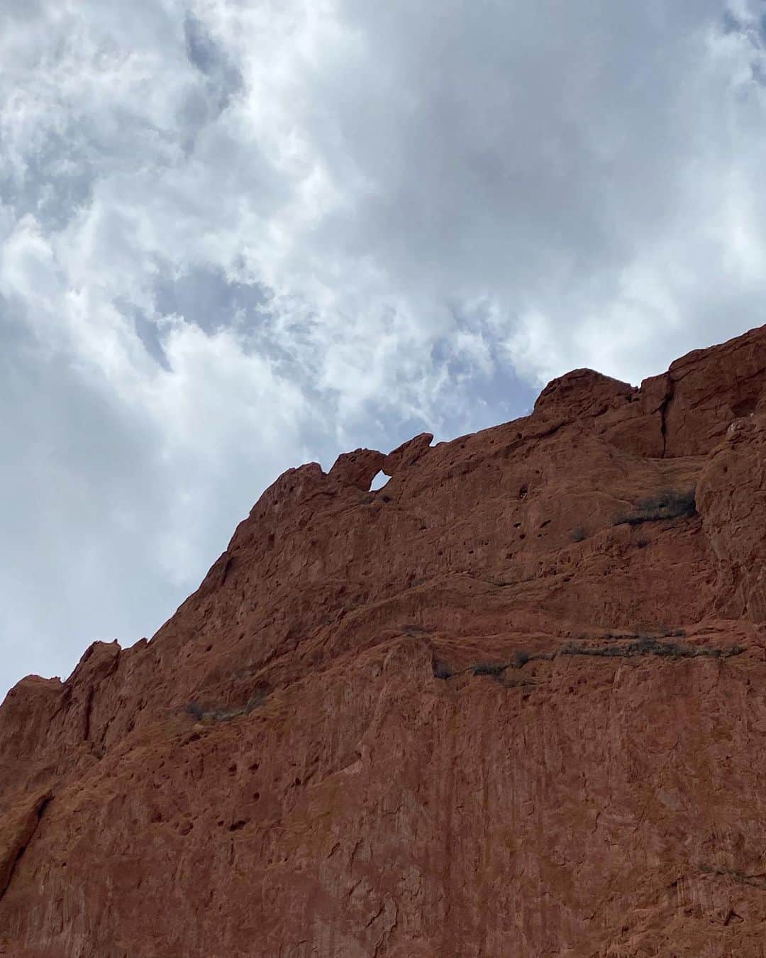 ベイカー恵利沙さんのインスタグラム写真 - (ベイカー恵利沙Instagram)「Colorado in May 🏔 5月のコロラドtrip 乾いた空気も土の色も、岩の形もトゲトゲの植物も 何もかもが別の惑星のようだった🪐 楽しみにしていたGarden of the Gods感動したなあ 5枚目の写真は、キスしてるラクダに見えるということで、 “Kissing Camels”と呼ばれている岩🐪💕 #gardenofthegods」6月22日 21時07分 - bakerelisa