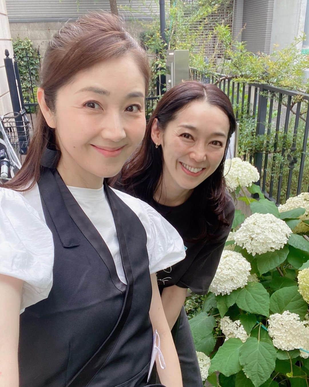 のインスタグラム：「先週のこと 事務所の先輩芦田姉さん @keiko_ashida のエステ @graces_beaute に行ってきました。  今回はハーブピーリング🌿 ゆっくりとハンドで時間をかけて施術してくれます。肌が生まれ変わって、保湿力が上がった気がする。  7月からは新しくニードルピーリングも始まるんだって。 常にアップグレードしていく姉さん、 いろいろなことを 学びに行く姿を見て尊敬✨  そして施術の間も美容のオススメ話をい〜っぱいしてくれて嬉し🤩  #美容 #エステ #ピーリング #NMTinc. #NamiIshibashi」