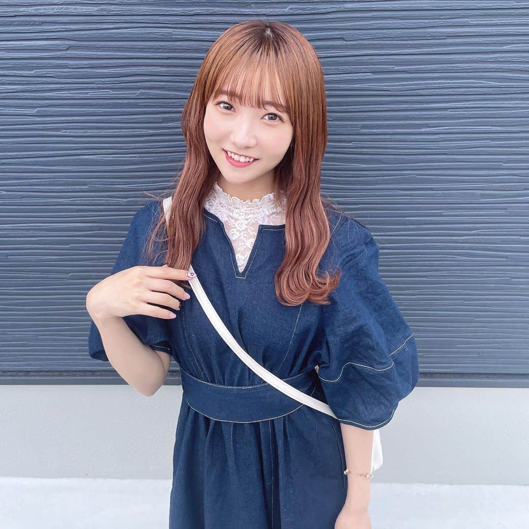 夏川愛実のインスタグラム：「⁡ ⁡ 巻き方いつもと変えてみた☺️ ⁡ ⁡  #デニムワンピース#デニムコーデ#夏コーデ #naturalcouture#ランタンスリーブワンピース  #オレンジブラウン#ヘアカラー #ロングヘア#エクステ#ヘアカラー#暖色カラー #ヘアアレンジ#春コーデ#淡色女子#淡色コーデ #148cm#f4f#いいね返し#l4l#フォロバ ⁡ ⁡ ⁡ ⁡」