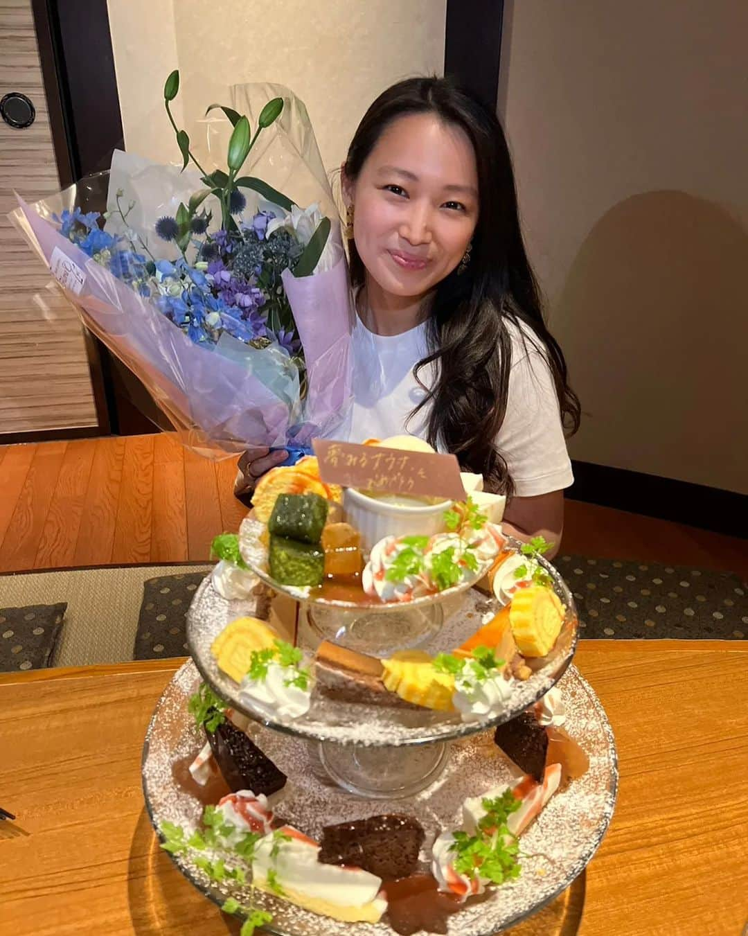 平岡亜紀のインスタグラム：「クレドインターナショナルの白井社長より、サプライズで花束頂きました🥰💐✨ 色々お祝いして頂き、ほんとに嬉しい💖 胸いっぱいで今日何もしてない。笑  先月は、インサートの追撮を行ってたし、納品も今月の頭に何とか終えて、色々結構ギリギリだったのでDCP間に合うかドキドキしておりましたが、無事上映終わり安堵しております。  企画段階から、プリプロ、撮影、ポスプロ、納品、劇場公開まで、ほんとに沢山の人が関わり、タスキを渡していくような映画作りが大好きです。 高岡さん、現場以降後半戦、長い間編集作業ありがとうございました！納品の時震えました！笑  🔥  映画大好き！頑張る！」