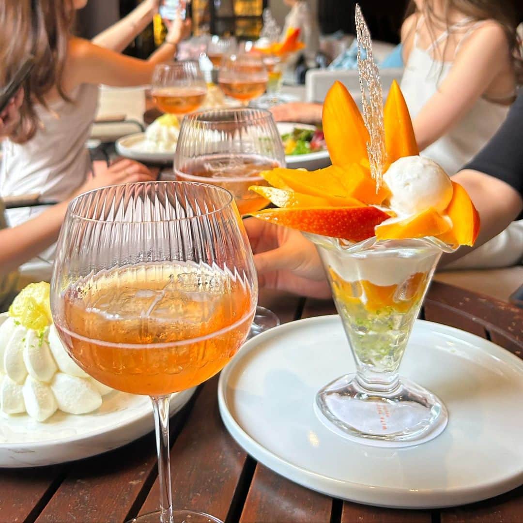 美舞さんのインスタグラム写真 - (美舞Instagram)「. .  6月1日(木)より福岡を皮切りに全国7都市で 順次開催している「CHANDON オレンジ サマー プロモーション」に参加してきたよ😉❤︎ @withthestyle  のオシャレ空間で、 オレンジ色が可愛くて、 スッキリとした甘さと氷を入れるスタイルが ユニークなスパークリングワイン。 ９月３０日まで楽しめるので日頃の ご褒美時間をお過ごしください❤︎❤︎❤︎❤︎ . #Hostedby #シャンドン #CHANDON  #オレンジサマー #青空シャンドン #SPRITZtime!  #ガーデンスプリッツ #GARDENSPRITZ  #Sponsored  #DrinkResponsibly」6月22日 21時15分 - mibuki__.39
