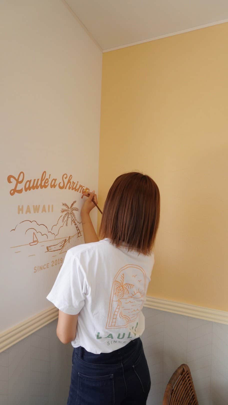 森山菜々のインスタグラム：「. LAULE'Aの店内すこ〜しだけリニューアル🪴🍊 このせっかくのタイミングだし、 なんか描いちゃお〜よ🖼️で 気づいた時にはもう筆持って色作ってた私🤭😆  @natmy01s と、あーだこーだ言いながら色づくりから✌🏽🧡 いい思い出っ👧🏼👩🏽🫶🏽🫶🏽  いつも来てくれる常連さんは、 すぐ気づいてくれるし、愛です😚  #LAULEASHRIMP #laulea #hawaii #garlicshrimp #ラウレアシュリンプ #ラウレア　#ハワイ #福岡カフェ #福岡ランチ #糸島カフェ　#糸島ランチ」