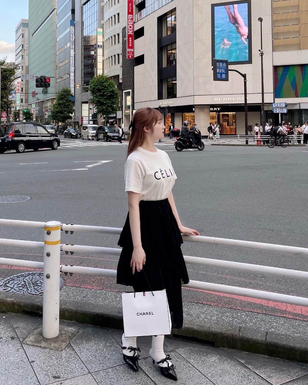 河﨑莉奈のインスタグラム：「自分に投資する👶🏻🖤  CHANELで久しぶりに購入したの🎀 またYouTubeで紹介しよ〜っと！  お洋服はwegoのプチプラだよ👚  @wego_zozo @wego_official  #WEGO #ウィゴー #wegotee #wego_ootd」