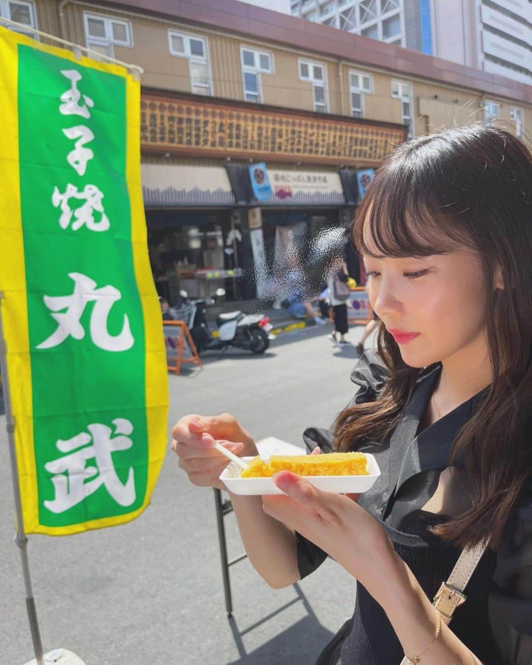 大段舞依のインスタグラム：「⁡ ⁡ ⁡ 何年ぶり？ってぐらいの築地に行きました！！ ⁡ なんだか食べ歩き投稿ばっかり...🤭💕 ⁡ 休日 満喫しまくってるなぁ😌♡ (実は、玉子焼き２つも食べちゃいました🤫) ⁡ ⁡ #築地 #築地食べ歩き #築地場外市場 #築地山長 #丸武 ⁡」