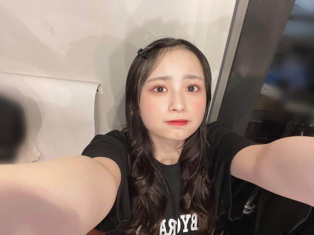 のインスタグラム：「熱い日は前髪ばいばい👋🏻」