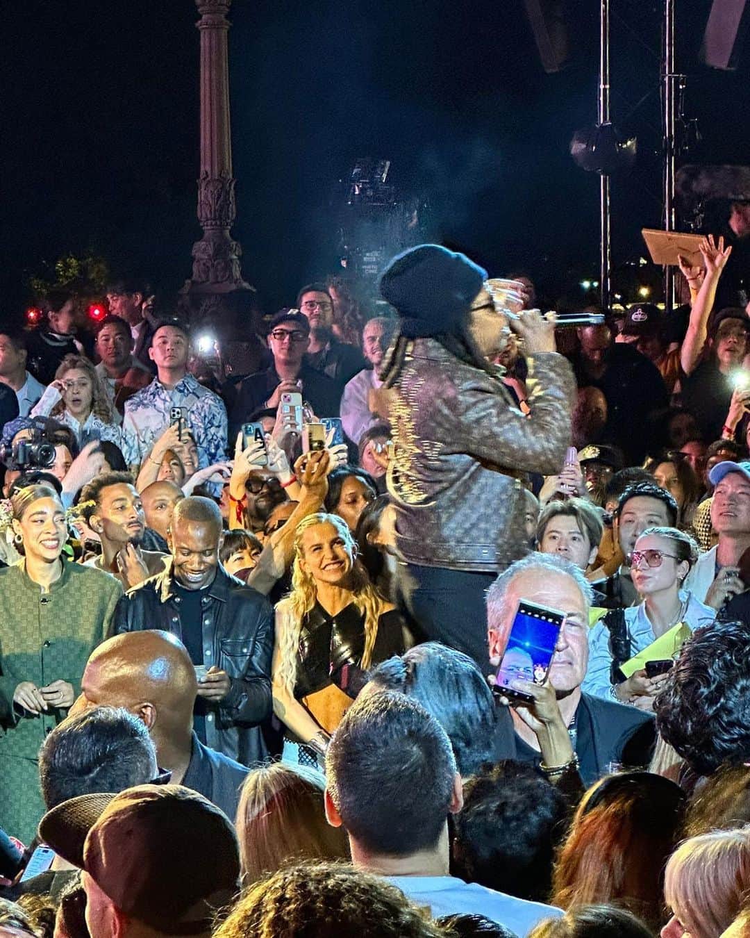 キャロライン・ダウルのインスタグラム：「POV: you’re watching @pharrell and jay-z performing on pont neuf in paris and a friend captures your facial expression 😇」