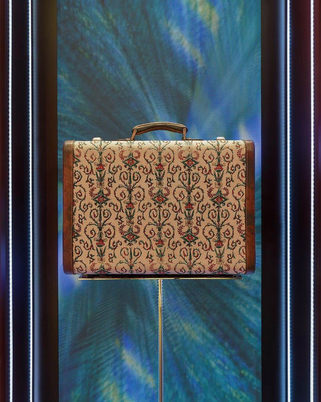 グッチさんのインスタグラム写真 - (グッチInstagram)「Within a travel-inspired room at the Gucci Visions exhibition in Florence, luggage pieces recall the House’s origins and ever-evolving voyage of discovery. Discover more at link in bio.   Located at Gucci Garden, Piazza della Signoria 10, 50122, Florence, Italy   #GucciVisions」6月22日 22時00分 - gucci