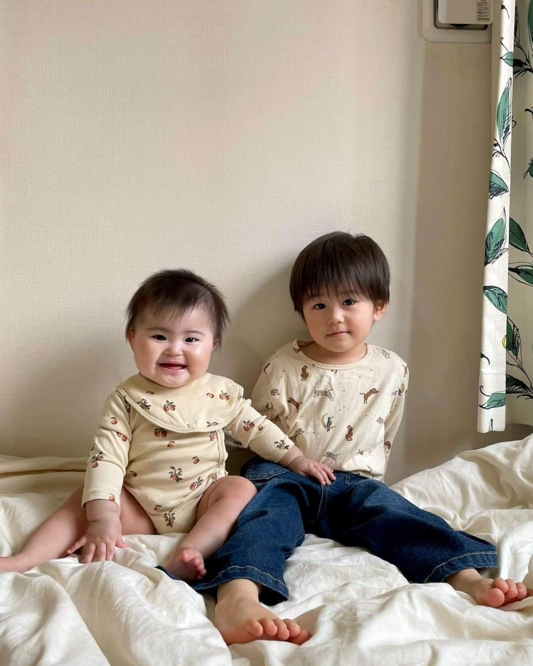 松尾 瞳のインスタグラム：「. 母の趣味のコンゲススロイドを着た かわいこちゃんたち👶🏻🍐👦🏻🐅💫  チビミのロンパースはポンタが赤ちゃんの時に、 ちょっと女の子ぽいけど赤ちゃんやしいけるかなと思って 買ったもののやっぱり女の子の方が合うかぁ、と思ったから将来妹に着せよう！！(謎の確信)と取っておいたもの😌💝  #コンゲススロイド #kongessloejd  #ベビー服 #子供服  #2歳差育兄妹 #兄妹  #令和2年生まれ  #令和4年ベビー  #ベビスタグラム #ママスタグラム」