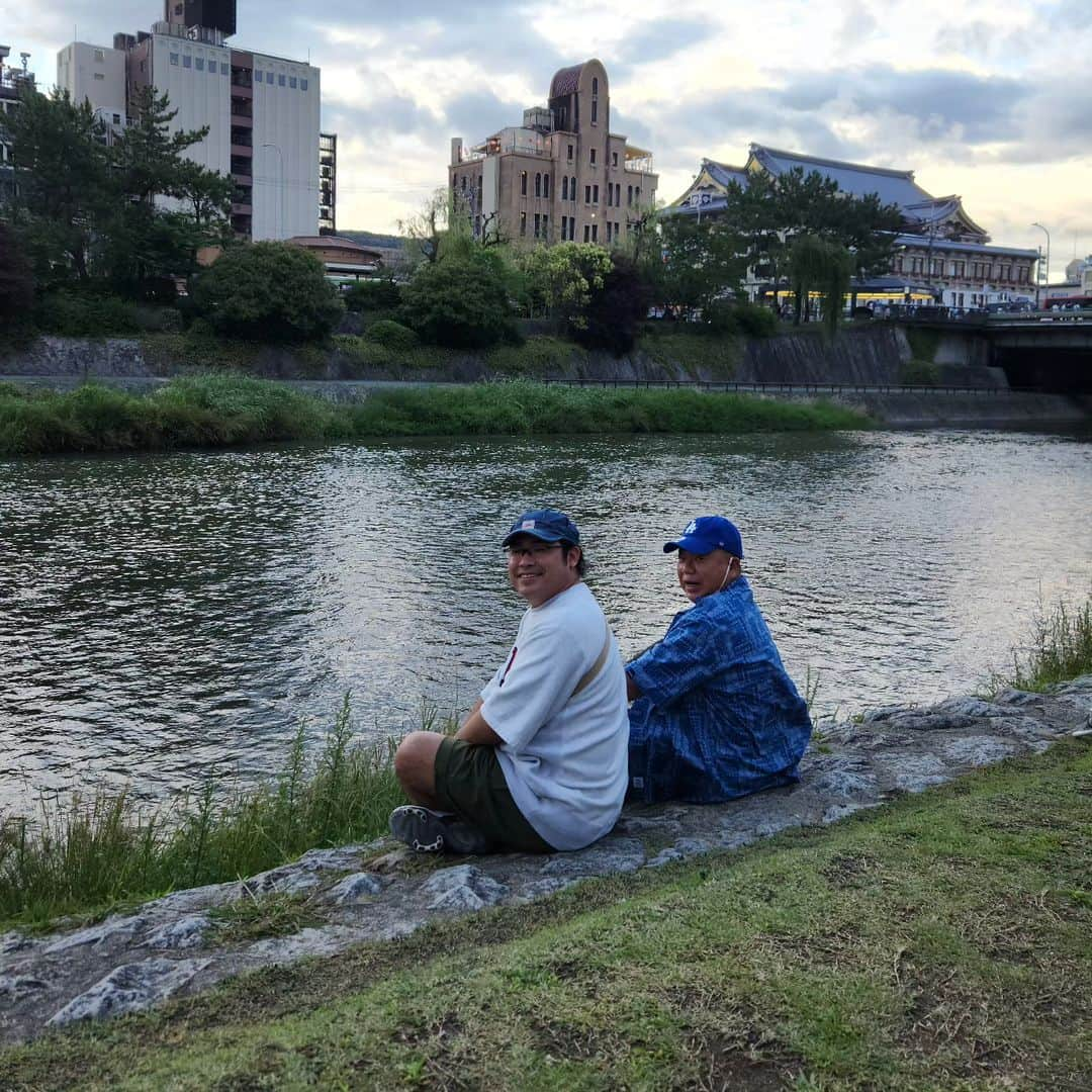 中岡創一のインスタグラム：「京都中岡  京都大谷高校の在学中に  鴨川の川岸でカップルで座るのが  「夢」  だった  まさかおじさんになって  出川さんと中岡で座るとは  「夢」  にも思わなかった。  #中岡はカップルに場所をゆずれ #鴨川の水流が止まる程のヘボペア #鴨川のカラスは中岡の後頭部を狙え #でも鴨川ええな #いいねもらっとけ」