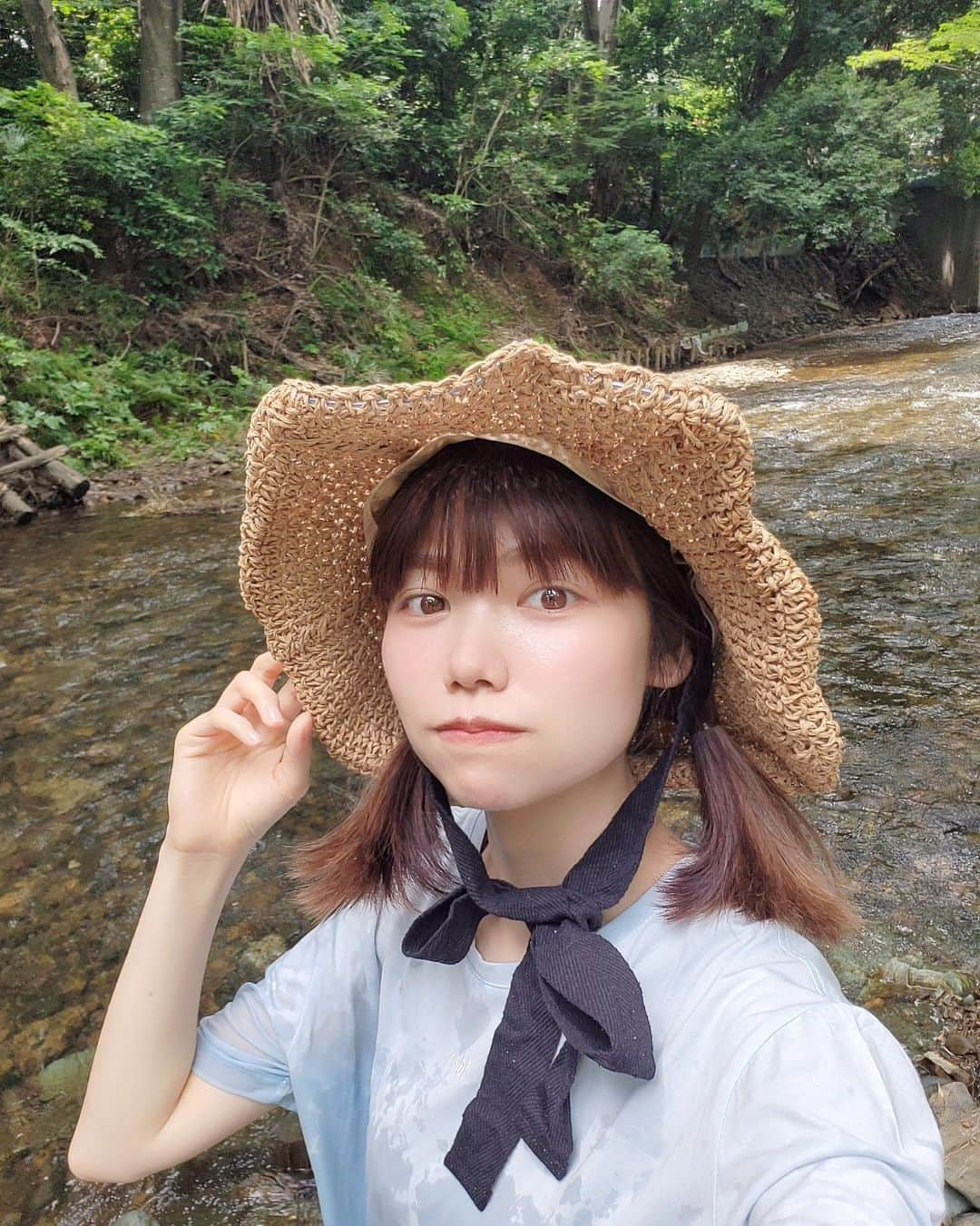 桜羽萌子さんのインスタグラム写真 - (桜羽萌子Instagram)「この間2023年初川してきました。 水が冷たくて気持ち良かったー! 川に辿り着くまでの道で蚊に刺されたり虫に遭遇しないか怯えながら歩いてたら前方にいた架見あきちゃんがめっちゃ虫除けスプレー振り撒いててがはってなりながら恩恵にあずかりました笑」6月22日 21時26分 - tktkpengin