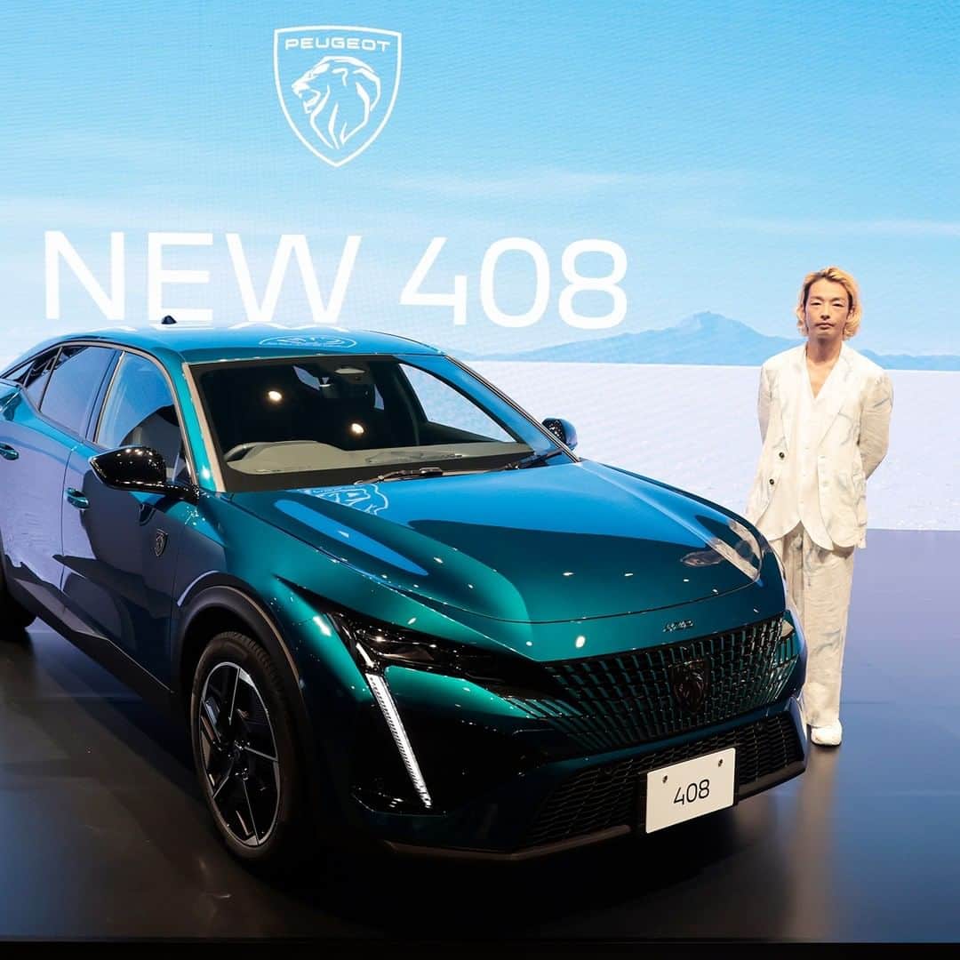 Peugeot_jpのインスタグラム：「【NEW 408発表会をアーカイブでご覧いただけます】  6/20(火)に開催された発表会でアンベールされたNEW PEUGEOT 408。 会場にはアンバサダーに就任した森山未來さんが登場し、NEW 408について「ビジュアルがまず美しい。乗ってみた い。」とその印象を語りました。  アーカイブ配信はプロフィールのリンクからチェック。  #Peugeot #プジョー #プジョー408 #森山未來」
