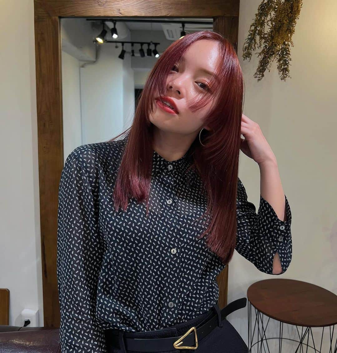 のインスタグラム：「❤️‍🔥 最高ないろ〜！！さすがまりちゃん！ 来るたびに髪の毛はとぅやとぅや〜！  _ #hair #haircolor #redcolor #hairmake #ヘアカラー #姫カット #切りたくなってきた」