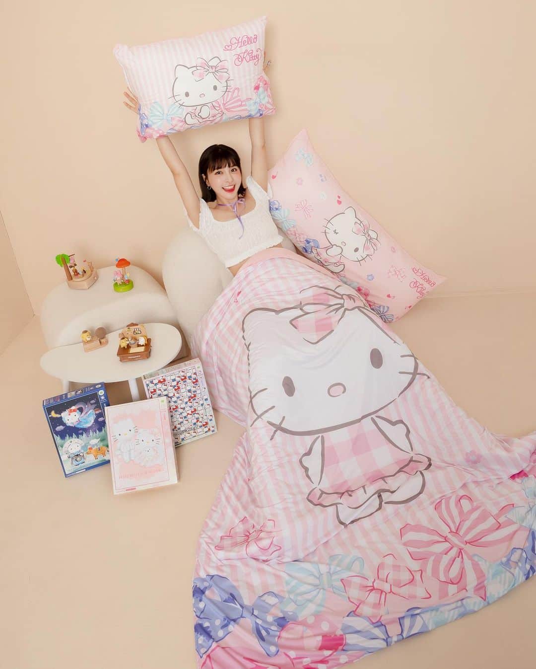 峮峮さんのインスタグラム写真 - (峮峮Instagram)「💗🎀《#Samantha Vega X #SANRIO》🎀💗  Samantha Vega是日本超級人氣品牌Samantha Thavasa的姐妹品牌。 注重休閒風格，強調實用性和時尚感.ᐟ‪.ᐟ 品牌的設計靈感源自都市生活， 追求元氣可愛的形象，並融入時尚的潮流元素。  兩大🇯🇵日本超人氣品牌時尚feat 準備好席捲一場超甜美風暴🎀 兼具擺設與實用的居家設計，堅持質感  由室內延伸街頭穿搭的#SANRIO 經典人物飾品、包款、抗UV自動傘…等等 以看不膩的黑白圓點為設計主旋律 只在7-eleven💋 一場專屬甜美大人系的fashion show即將登場✨✨ 除Samantha Thavasa聯名系列商品外 還有與知音文創、OUTDOOR、享夢城堡、百耘圖、gourmandise以及ible等知名品牌 聯名推出的音樂鈴、萬年曆、居家燈、長短夾、零錢包、寢具組、拼圖、AirPods Pro矽膠耳機殼 以及Airvida 穿戴式空氣清淨機頸掛空氣清淨機等商品 最低只要299元起就能輕鬆帶回家 粉絲們還不衝一波🩷🩷  💕⏰🔥2023/6/28下午3點～7/2 7-ELEVEN門市快閃購🔥 不限消費金額．報手機．直接買🛒 💕⏰🔥2023/7/3 下午3點起 7-ELEVEN小7集點卡預購 集滿6點就可以加價購.ᐟ‪.ᐟ  💟日本精品品牌Samantha Vega X SANRIO/SANRIO甜美時尚集點送💟 https://www.7-11.com.tw/event/23samantha/index.aspx  #7eleven#小七#7eleventw#限量 #samanthavega#samanthathavasa#kitty #大耳狗#三麗鷗 #sanrio #布丁狗#hellokitty#美樂蒂#MELODY #大耳狗喜拿#超商新品#集點  @7eleventw」6月23日 12時55分 - qun_04