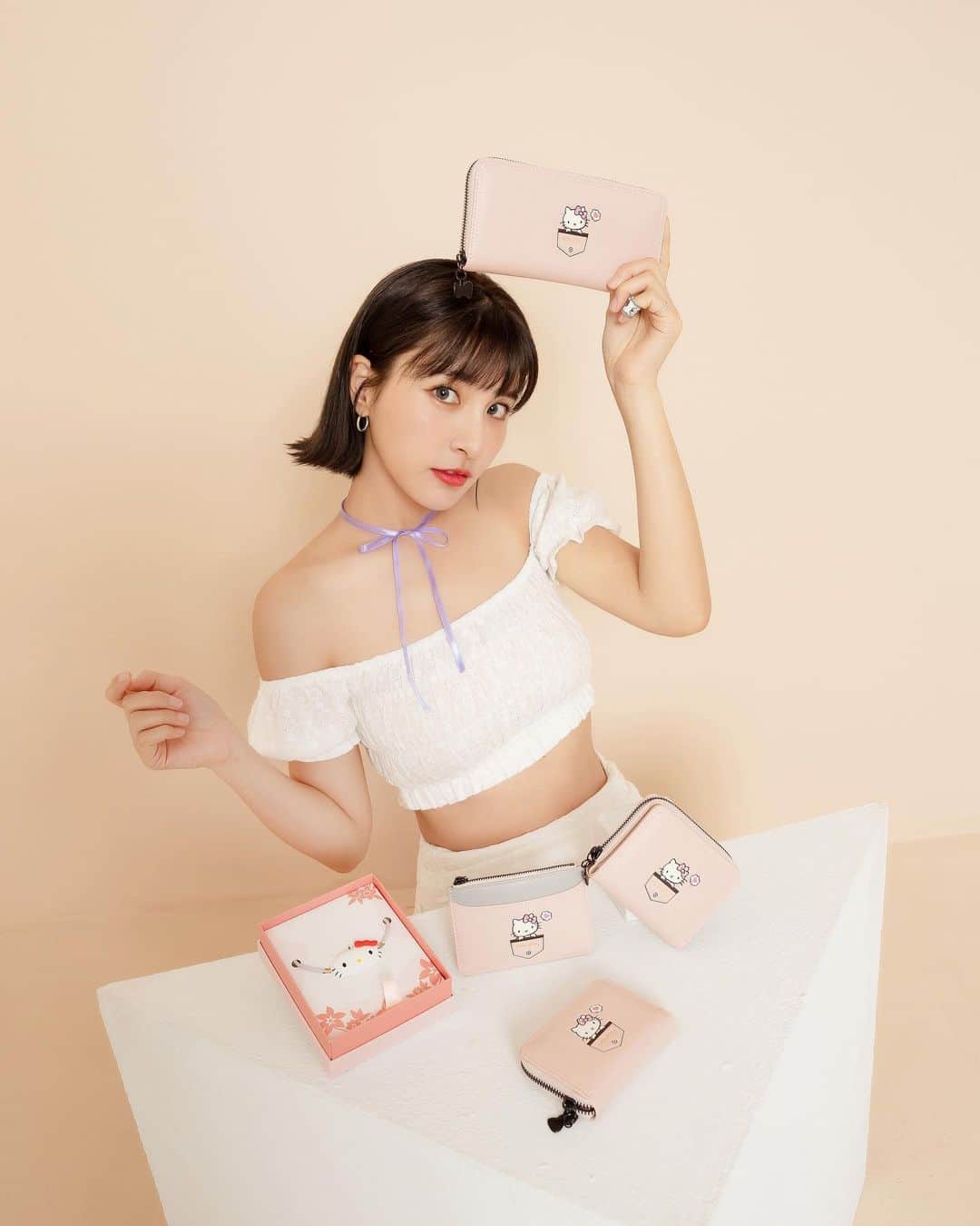 峮峮さんのインスタグラム写真 - (峮峮Instagram)「💗🎀《#Samantha Vega X #SANRIO》🎀💗  Samantha Vega是日本超級人氣品牌Samantha Thavasa的姐妹品牌。 注重休閒風格，強調實用性和時尚感.ᐟ‪.ᐟ 品牌的設計靈感源自都市生活， 追求元氣可愛的形象，並融入時尚的潮流元素。  兩大🇯🇵日本超人氣品牌時尚feat 準備好席捲一場超甜美風暴🎀 兼具擺設與實用的居家設計，堅持質感  由室內延伸街頭穿搭的#SANRIO 經典人物飾品、包款、抗UV自動傘…等等 以看不膩的黑白圓點為設計主旋律 只在7-eleven💋 一場專屬甜美大人系的fashion show即將登場✨✨ 除Samantha Thavasa聯名系列商品外 還有與知音文創、OUTDOOR、享夢城堡、百耘圖、gourmandise以及ible等知名品牌 聯名推出的音樂鈴、萬年曆、居家燈、長短夾、零錢包、寢具組、拼圖、AirPods Pro矽膠耳機殼 以及Airvida 穿戴式空氣清淨機頸掛空氣清淨機等商品 最低只要299元起就能輕鬆帶回家 粉絲們還不衝一波🩷🩷  💕⏰🔥2023/6/28下午3點～7/2 7-ELEVEN門市快閃購🔥 不限消費金額．報手機．直接買🛒 💕⏰🔥2023/7/3 下午3點起 7-ELEVEN小7集點卡預購 集滿6點就可以加價購.ᐟ‪.ᐟ  💟日本精品品牌Samantha Vega X SANRIO/SANRIO甜美時尚集點送💟 https://www.7-11.com.tw/event/23samantha/index.aspx  #7eleven#小七#7eleventw#限量 #samanthavega#samanthathavasa#kitty #大耳狗#三麗鷗 #sanrio #布丁狗#hellokitty#美樂蒂#MELODY #大耳狗喜拿#超商新品#集點  @7eleventw」6月23日 12時55分 - qun_04