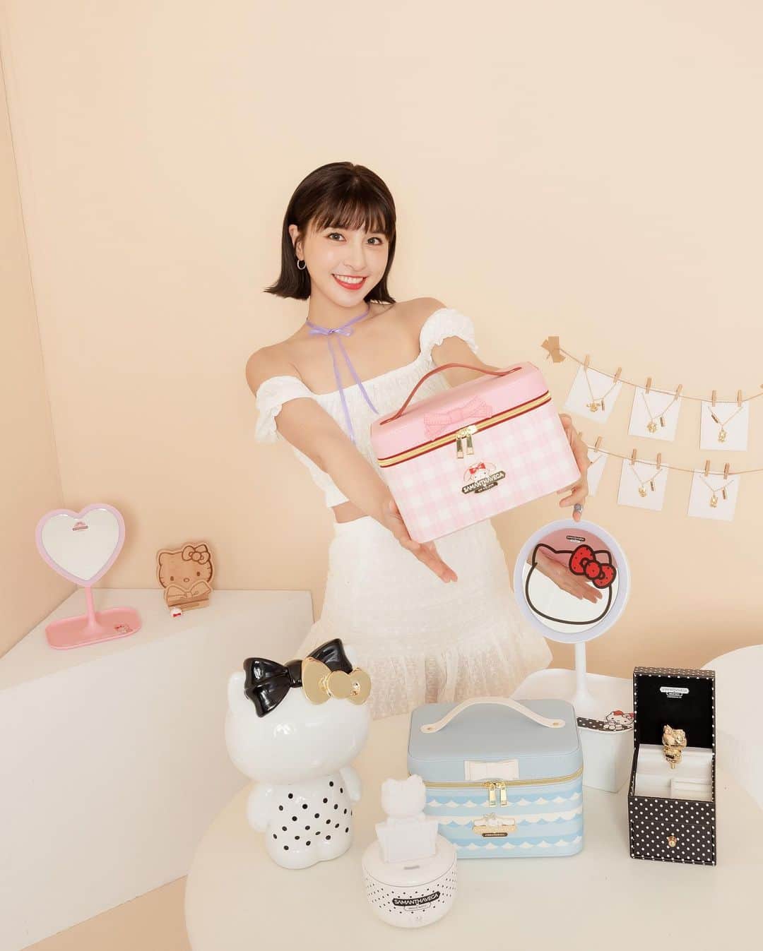 峮峮さんのインスタグラム写真 - (峮峮Instagram)「💗🎀《#Samantha Vega X #SANRIO》🎀💗  Samantha Vega是日本超級人氣品牌Samantha Thavasa的姐妹品牌。 注重休閒風格，強調實用性和時尚感.ᐟ‪.ᐟ 品牌的設計靈感源自都市生活， 追求元氣可愛的形象，並融入時尚的潮流元素。  兩大🇯🇵日本超人氣品牌時尚feat 準備好席捲一場超甜美風暴🎀 兼具擺設與實用的居家設計，堅持質感  由室內延伸街頭穿搭的#SANRIO 經典人物飾品、包款、抗UV自動傘…等等 以看不膩的黑白圓點為設計主旋律 只在7-eleven💋 一場專屬甜美大人系的fashion show即將登場✨✨ 除Samantha Thavasa聯名系列商品外 還有與知音文創、OUTDOOR、享夢城堡、百耘圖、gourmandise以及ible等知名品牌 聯名推出的音樂鈴、萬年曆、居家燈、長短夾、零錢包、寢具組、拼圖、AirPods Pro矽膠耳機殼 以及Airvida 穿戴式空氣清淨機頸掛空氣清淨機等商品 最低只要299元起就能輕鬆帶回家 粉絲們還不衝一波🩷🩷  💕⏰🔥2023/6/28下午3點～7/2 7-ELEVEN門市快閃購🔥 不限消費金額．報手機．直接買🛒 💕⏰🔥2023/7/3 下午3點起 7-ELEVEN小7集點卡預購 集滿6點就可以加價購.ᐟ‪.ᐟ  💟日本精品品牌Samantha Vega X SANRIO/SANRIO甜美時尚集點送💟 https://www.7-11.com.tw/event/23samantha/index.aspx  #7eleven#小七#7eleventw#限量 #samanthavega#samanthathavasa#kitty #大耳狗#三麗鷗 #sanrio #布丁狗#hellokitty#美樂蒂#MELODY #大耳狗喜拿#超商新品#集點  @7eleventw」6月23日 12時55分 - qun_04