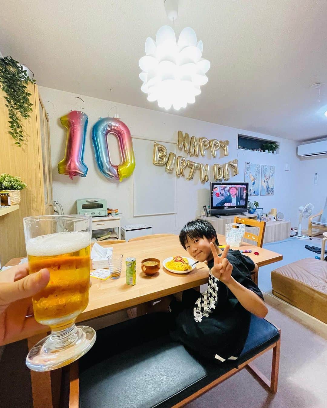 渡辺沙亜里のインスタグラム：「息子がこの世に爆誕してから10年が経ちました🎉  産まれた時の感覚はもうあんまり覚えてないけど、自分の一部だって感じた事だけはまだしっかり覚えてる☺️  あっという間に10年も経って、大抵の事は1人で出来るようになって、、息子なりに物事を客観的に考える事も出来るようになってきて…  これも息子に関わってくれる周りの人たちのお陰だなぁと思う今日この頃。 いつも本当にありがとうございます🤲🏻 そしてこれからもよろしくお願い致します😂  きっと巣立っていくのもあっという間なんやろなぁ。  その時まで元気でみんなに愛される子になるように私も全力サポートします🔥  @fumaclimb  これからも勝手な父母をよろしくね😂  #ハッピーバースデー #10歳 #バルーンが想像以上に大きかった  #大好きな兄弟 #みんなに祝ってもらえて幸せ  #サーティワン無料クーポン」
