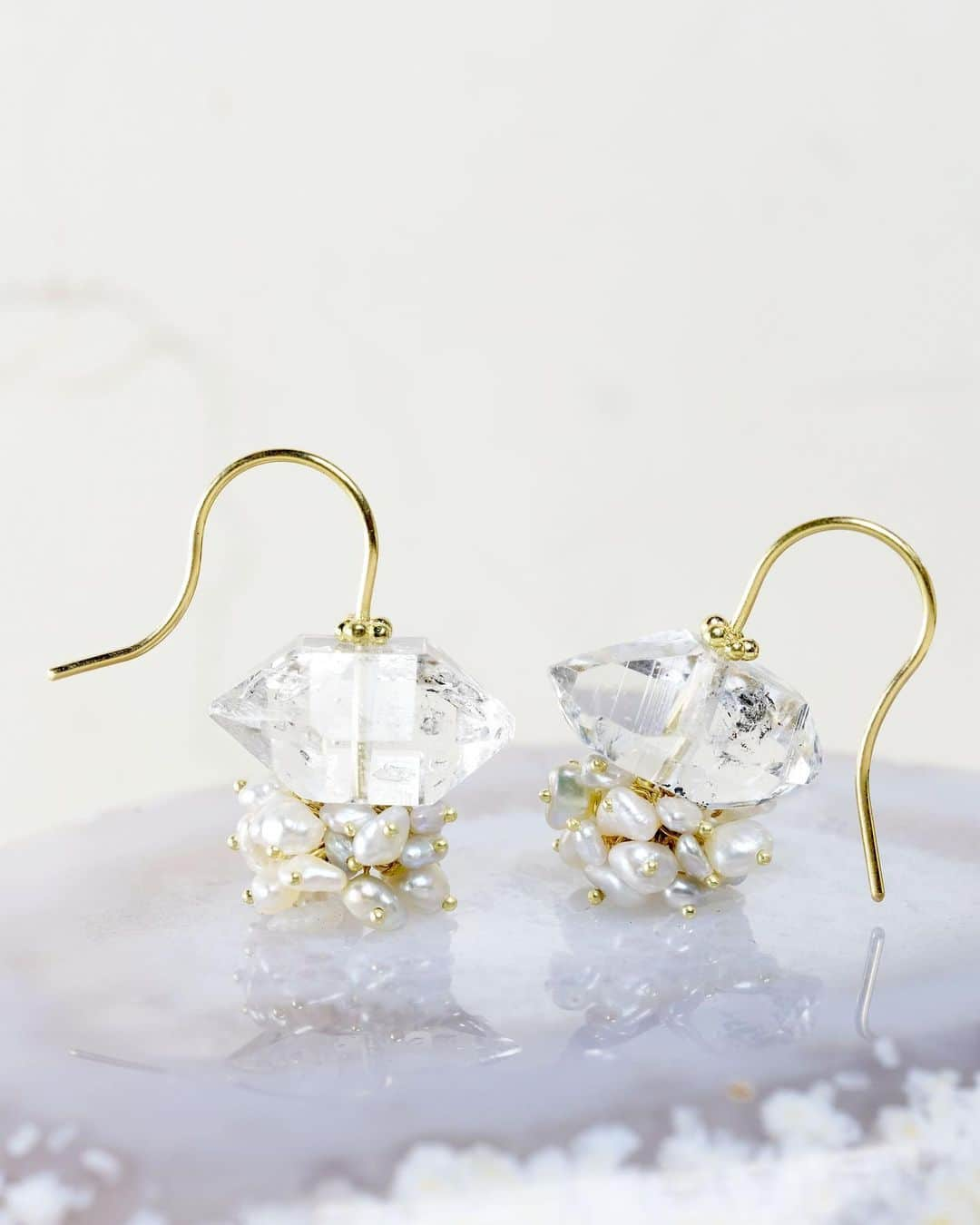 muskaさんのインスタグラム写真 - (muskaInstagram)「"dans" Clear Quartz earrings　素材の調達の関係でしばらく生産を中断しておりましたが、この度dansクリスタルピアスの販売を開始しました。舞踏をイメージしたデザインで、透明度が高くかつインクルージョンが美しいクリスタルに、アコヤケシパールを組み合わせてお作りしています。結晶の形を生かした表情豊かなピアスです。 — We have resumed making of quartz earrings from "dans" series, which depicts dance literally. They are made with transparent quartz with beautiful inclusions and Akoya keshi pearls."  #muskajewelry #the6thnight #quartzearrings #quartzjewelry #クリスタル #クリスタルピアス #インクルージョン #k18ピアス #ゴールドピアス」6月22日 21時37分 - muska_jewelry