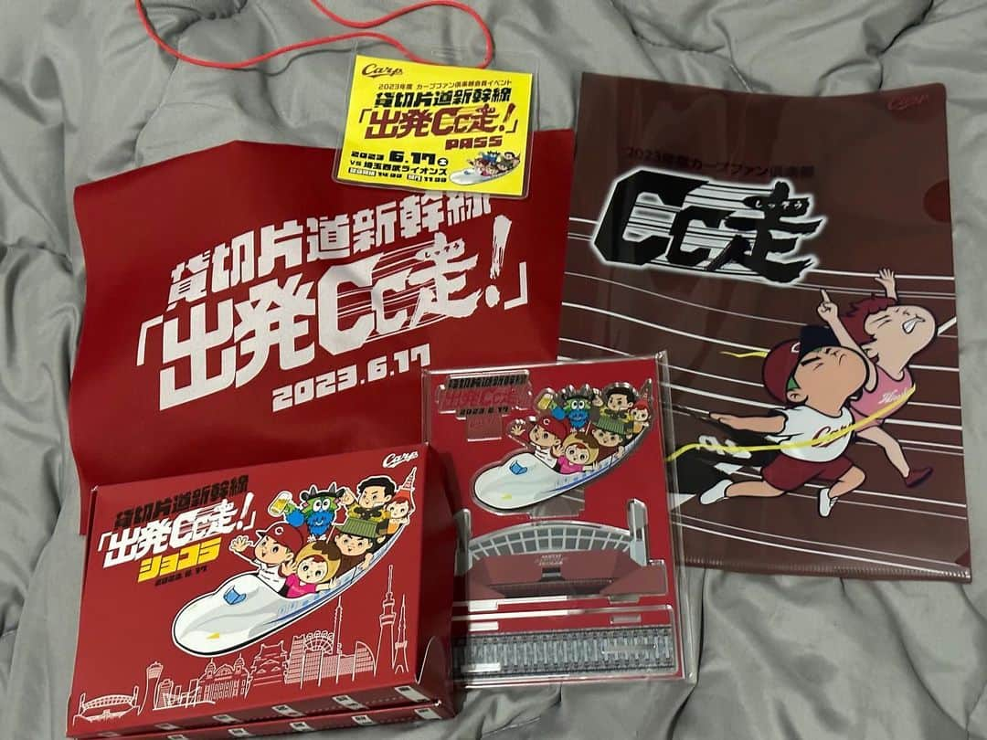 柴崎なおさんのインスタグラム写真 - (柴崎なおInstagram)「FCイベント#出発cc走 ツアー🥹✌🏻 まさかの当選して行ってきました！ . 新幹線をカープファンのみで貸切っていう 何と贅沢な企画を🥲！！！ . 沢山のプレゼントに特別車掌は#天谷宗一郎 さん🤭！ #スラィリー も乗ってて豪華すぎました！！ . 車内アナウンスで選手や監督からもメッセージがあったり、、 またイベントとかでお話しできたらいいなあ💘 . 試合も勝ってカープ尽くしの1日🥹！！ . 大阪に引っ越さんかったら参加できてないイベントやったしまた機会あれば参加したいです！！ 素敵な企画ありがとうございました😊 . .  #博多弁カープ女子 #カープ女子 #野球女子 #ボレジョ #大阪 #福岡 #japanesegirl    #タレント #モデル #ラジオパーソナリティ  #ポートレート #被写体 #photographer   #carp #広島カープ #野球観戦 #ユニホーム #hiroshima #プロ野球 #カープ観戦 #カープグッズ #カープ #ズムスタ #マツダスタジアム #広島 #交流戦 #セパ交流戦」6月22日 21時37分 - n_srin751