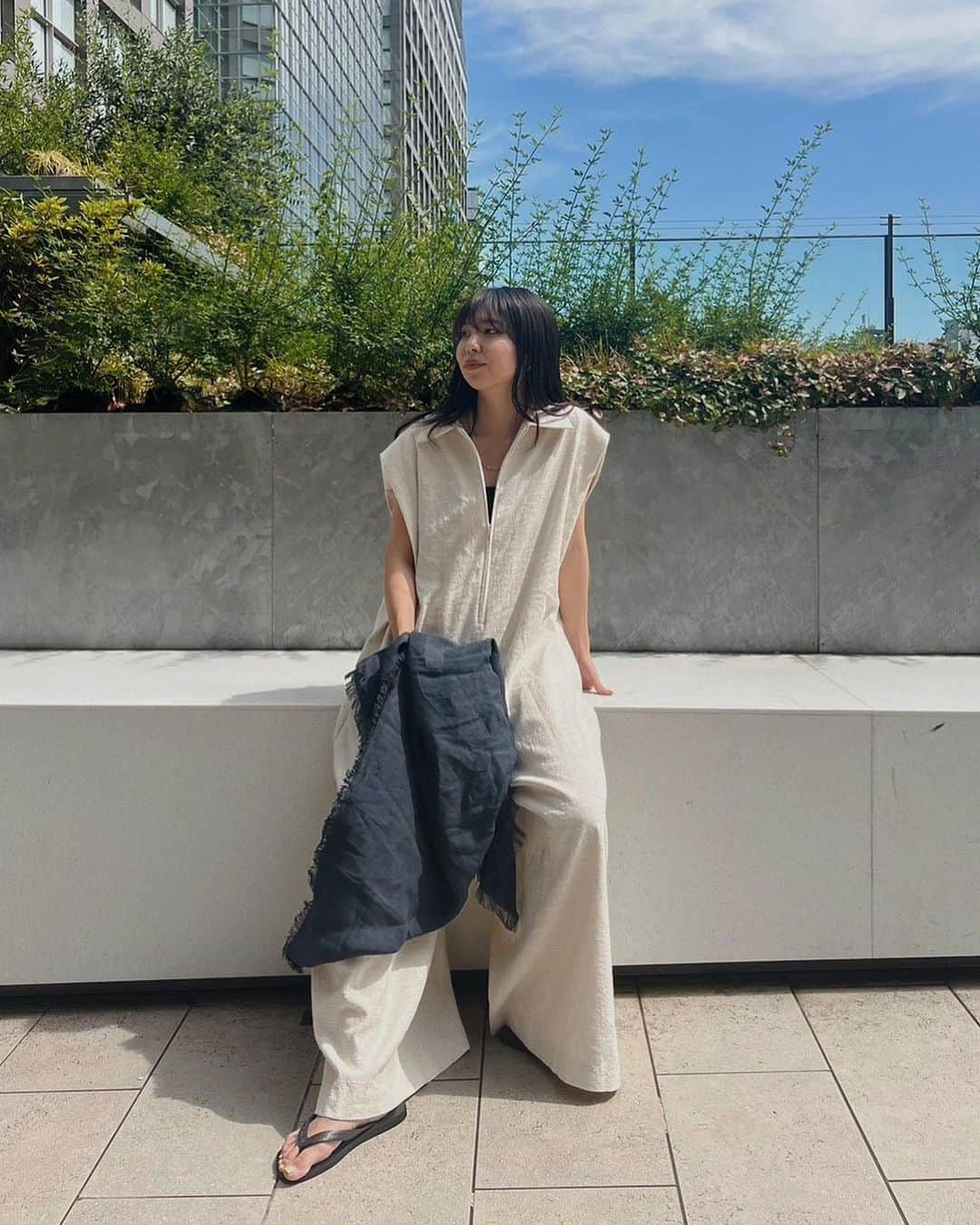 ETRÉ TOKYO ストアさんのインスタグラム写真 - (ETRÉ TOKYO ストアInstagram)「@etretokyo  【6/22 New Arrival】 ㅤㅤㅤ ㅤㅤ #ETREフロントファスナーボックスオールインワン L.BEIGE / BLACK F size ¥29,700(tax in) ㅤ  新宿スタッフ @etretokyo_maki 161cm @etretokyo_sae 168cm  ㅤ本社スタッフ @etretokyo_misaki 156cm  着用カラー：L.BEIGE  ㅤㅤㅤ  - - - - - - - - - - - - - - - - - - - - - - - - - - - -  商品詳細はTOPページURLよりチェック🔍 ›› @etretokyo_store  ㅤㅤㅤ スタッフコーディネートも毎日更新中【 #etretokyo_staff_ootd 】をフォロー🐿️  TOPページの"フォロー中"から 気になるスタッフのアカウントをフォロー🤝  ㅤㅤㅤ ㅤㅤ  - - - - - - - - - - - - - - - - - - - - - - - - - - - - ⁡  【INFORMATION】 ⁡ㅤㅤㅤ ⁡ ※ 6/22(木)発売のアイテムは 6/23(金)12:00よりお在庫のある場合、ルミネカード会員様限定で店舗通販のご利用が可能です。 ⁡ ※お電話がつながりにくい可能性がございます。 ⁡ ※また混雑時には入場制限及び 試着点数の制限を設けさせて頂きます。 予めご了承ください。 ⁡ ⁡ ご理解、ご協力を賜りますよう 心よりお願い申し上げます。   ㅤㅤㅤ 【LUMINE SHINJUKU STORE】 ETRÉ TOKYO ルミネ新宿2店 TEL：03-5989-0979  ー営業時間ー (平日、土日祝)11:00-21:00 ⁡ #etretokyo#etre#fashion#etretokyoshinjuku #etre#2023etre#etretokyo_staff_ootd#2023ss #ルミネ新宿2#新作紹介 #夏ファッション #夏物コーデ #夏コーディネート #スタッフスナップ #シンプルコーディネート #シンプルファッション #オールインワンコーデ #ストールコーデ」6月22日 21時48分 - etretokyo_store