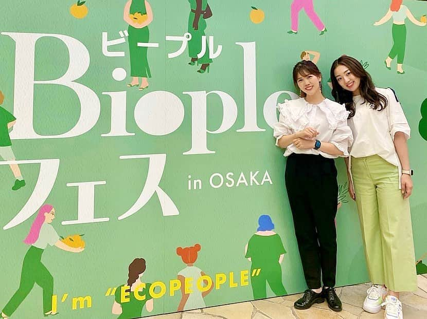 上坂由莉のインスタグラム：「Biople FES in OSAKA🌿 ⁡ 東京時代は毎度行っていたビープルフェス💚 関西へ帰ってきてからそういうイベントがないことに ずっとモヤモヤしていた２年間でしたが、 今年やっと大阪で初のビープルフェスが開催☺️ ⁡ ⁡ そしてアンバサダーさせていただいてる ソイプロビューティの出店もあり お手伝いへ行かせていただきました🤍 @soyprotein_beauty  かなさんにも会えてハッピー😍 @kana_yoga_smile  ⁡ ⁡ 来てくださる皆さまとお話ししつつ、 皆さんの美や健康の意識の高さに脱帽‼️ 私も改めて身が引き締まりました🫶 ⁡ ⁡ 家では白砂糖使わないという方や、 ヨーグルトは自分で作るという方、 たんぱく質の大切に気づいたという方🌿 ⁡ ⁡ プロテインは運動する人が飲む、 プロテイン飲むとムキムキになるというイメージは もう遠すぎる昔の話やと思ってます🙈 ⁡ ⁡ 髪や爪、皮膚などを美しく健康に保つ為のたんぱく質✨ ソイプロビューティのプロテインは 大豆たんぱく質な上、スーパーフードなど 体に必要なビタミン、ミネラルも豊富です🍋🥬 ⁡ ⁡ ビープルフェスは来週月曜日までありますので、 阪急うめだ本店へお越しください💚🤍 試飲も出来るのでプロテインの味が苦手！と 思っている方は、是非飲んでみてください🥛 私も週末また行きます💨 一緒にQOL爆上げしましょ❤️‍🔥 ⁡ ⁡ #ソイプロビューティ #ソイプロ #ソイプロテイン #ビープルフェス #ヴィーガンプロテイン #ウェルネス #阪急うめだ本店 #阪急百貨店 #大阪イベント #たんぱく質 #ミネラル #ビタミン摂取 #ヴィーガン #Bioplefesinosaka #BiopleFES #soyprotien #qol #健康志向 #ヘルシー生活 #ヘルシーライフ #美容好き」